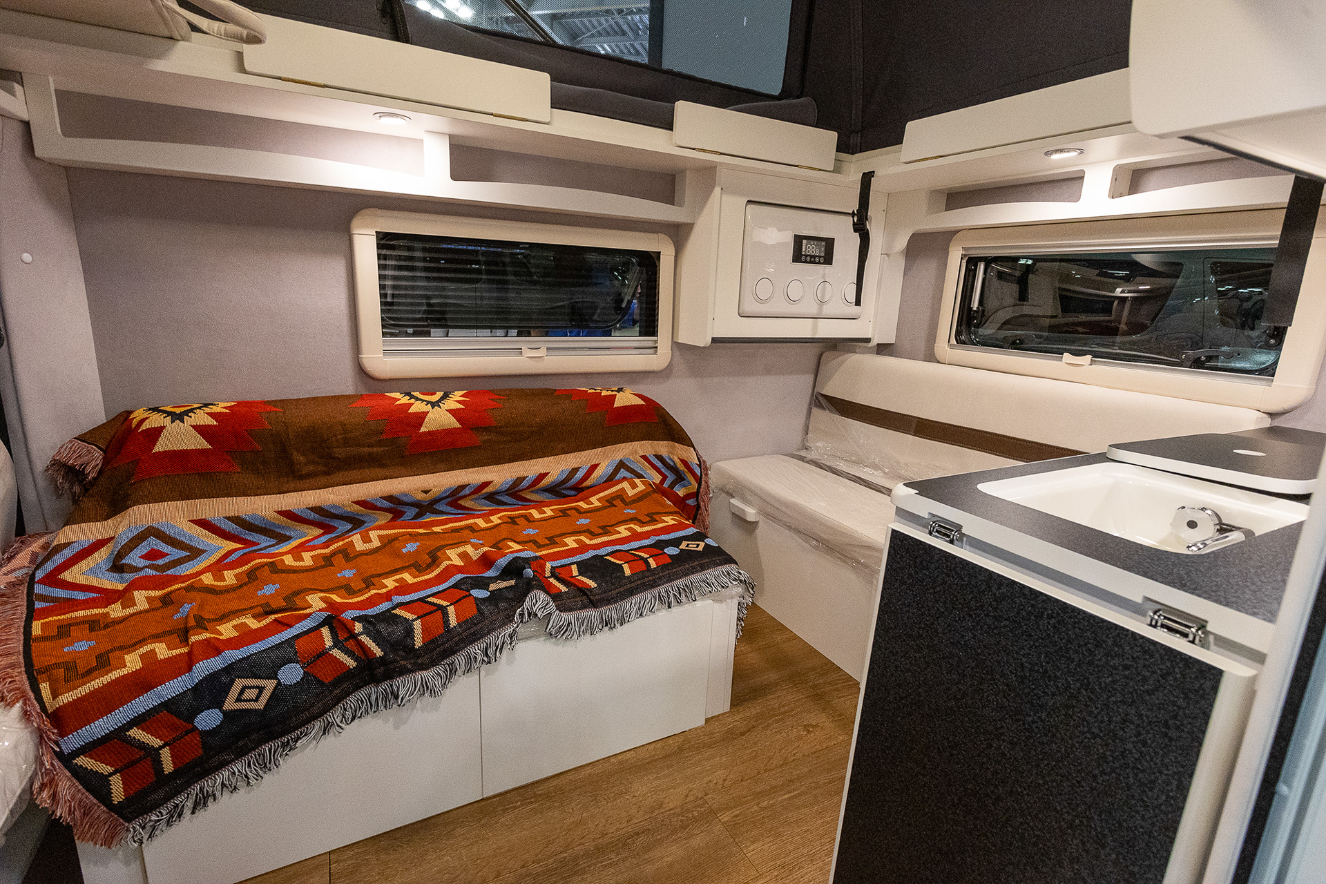 インテリア。過剰な装備がない。外調理や外でのリラックスタイムを楽しむオートキャンプでは車内のシンプルさはむしろ好印象