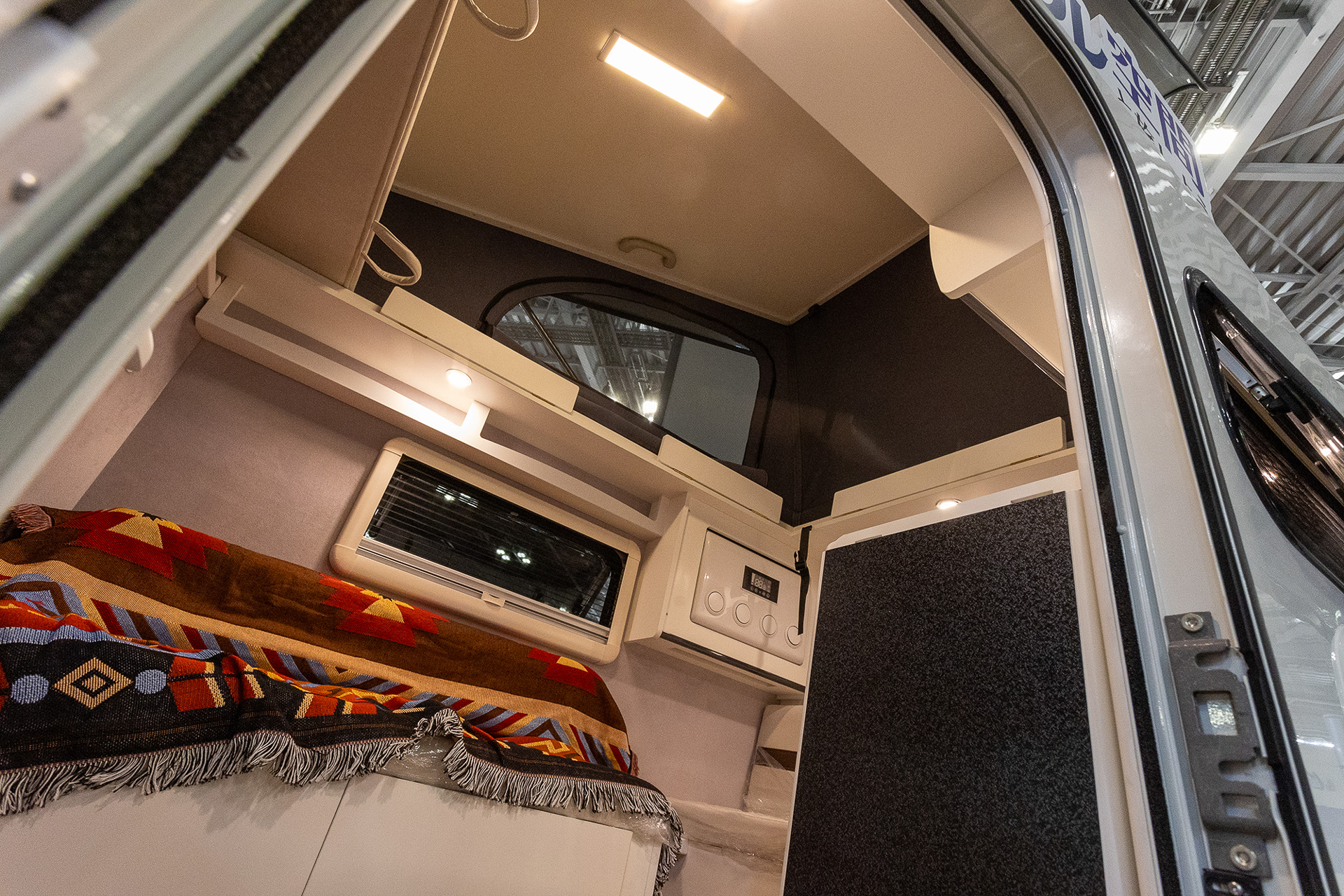 ポップアップルーフは寝る場所というより荷物置き場だったり、着替えや移動などで背をかがめることなく立てることが利点