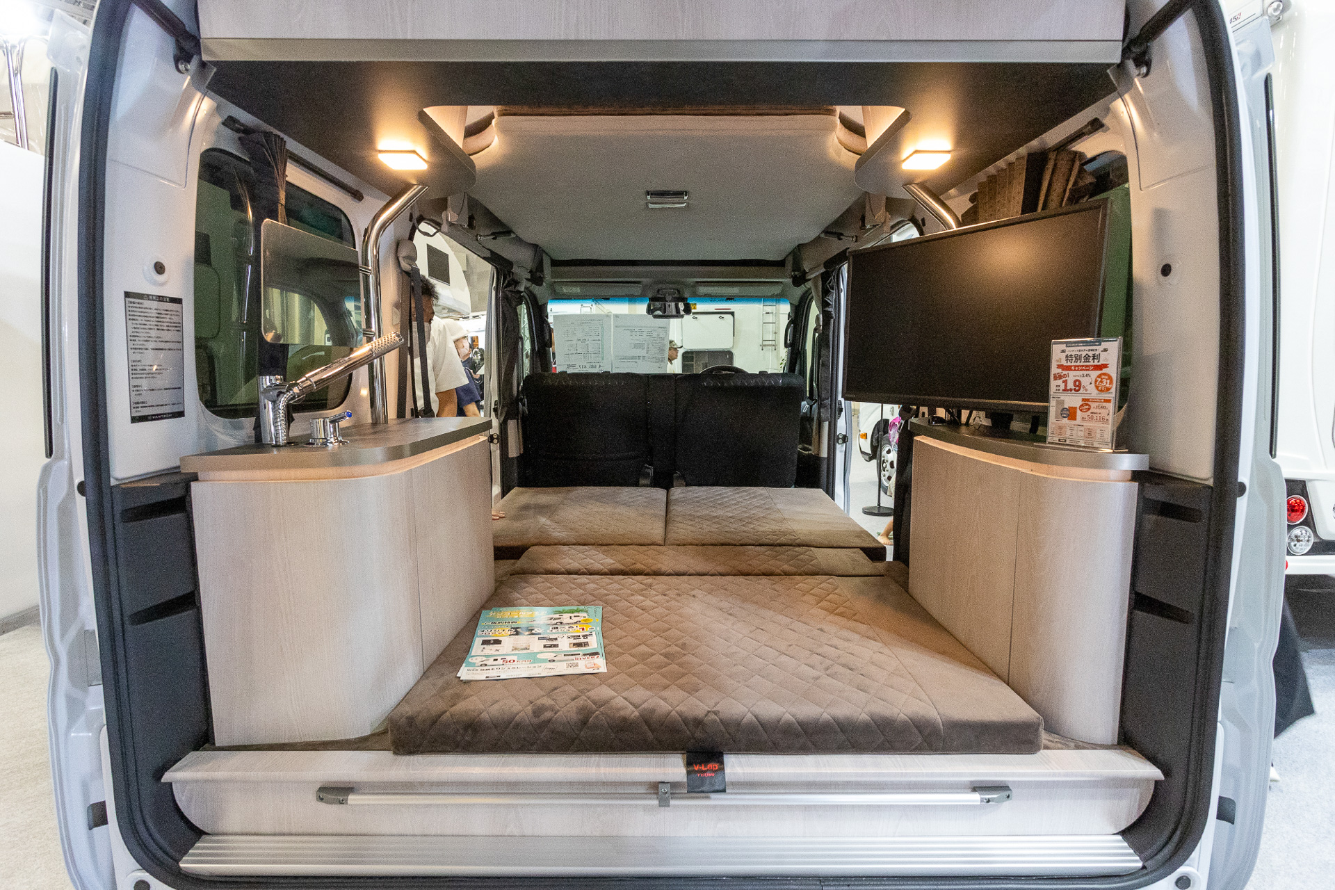 エントリーモデルながらインテリアは高品質。シンク、オーバーヘッドコンソール、テーブル、ベッドマットは標準装備