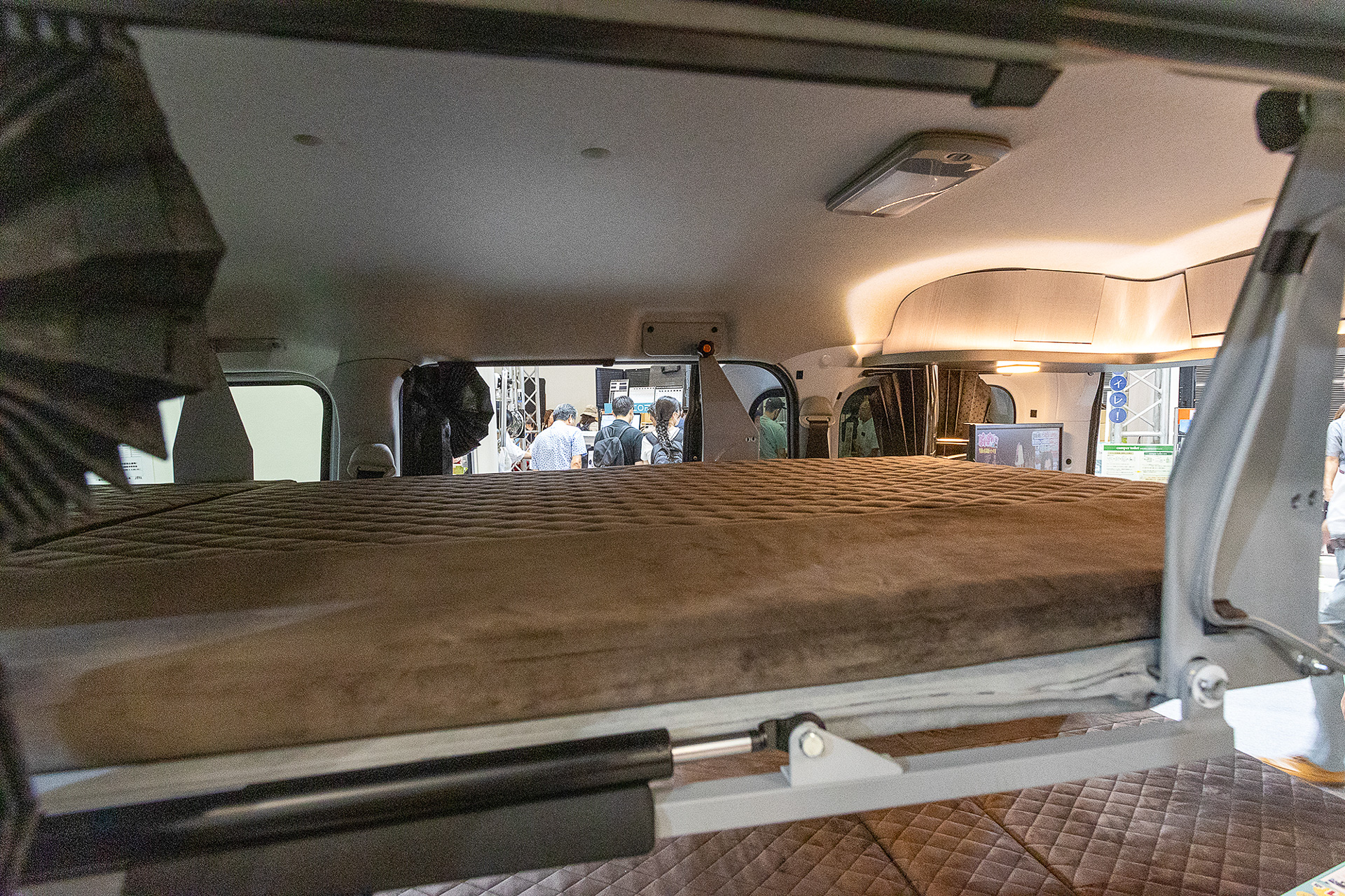 オプションのプルダウンベッド。ベッド長は1600mmなので小柄な人か子供向け。もしくは荷物置き場として利用