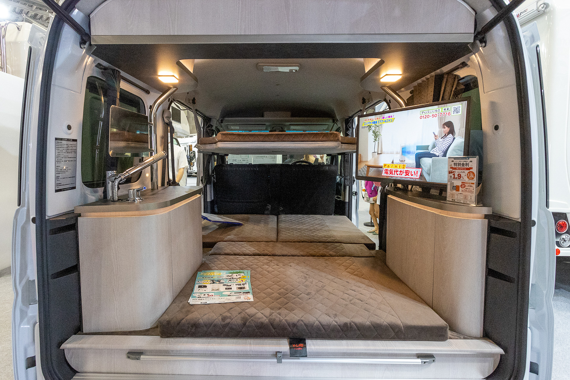 プルダウンベッドを降ろした状態。操作は簡単だが車外に出る必要はある