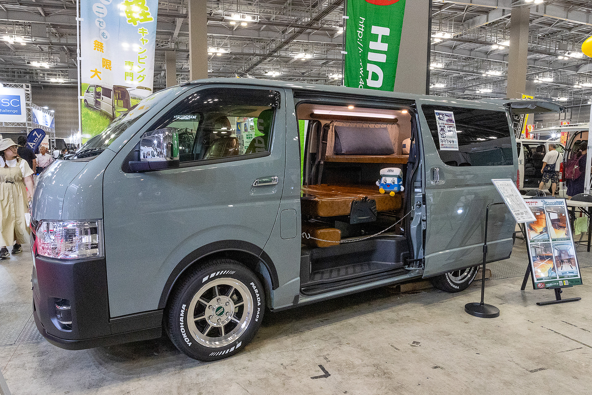 フォーシーズの7Gアソート。キャンピングカーでは人気のトヨタ ハイエース スーパーGLがベース。ボディサイズも大き過ぎないので普段使いでも不便はないし、キャンプ場へ向かう山道での取り回しもいい