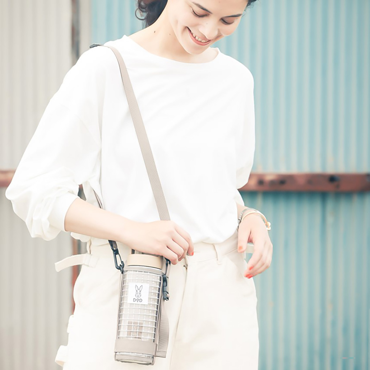 ドリンクの持ち歩きに便利なショルダーストラップ