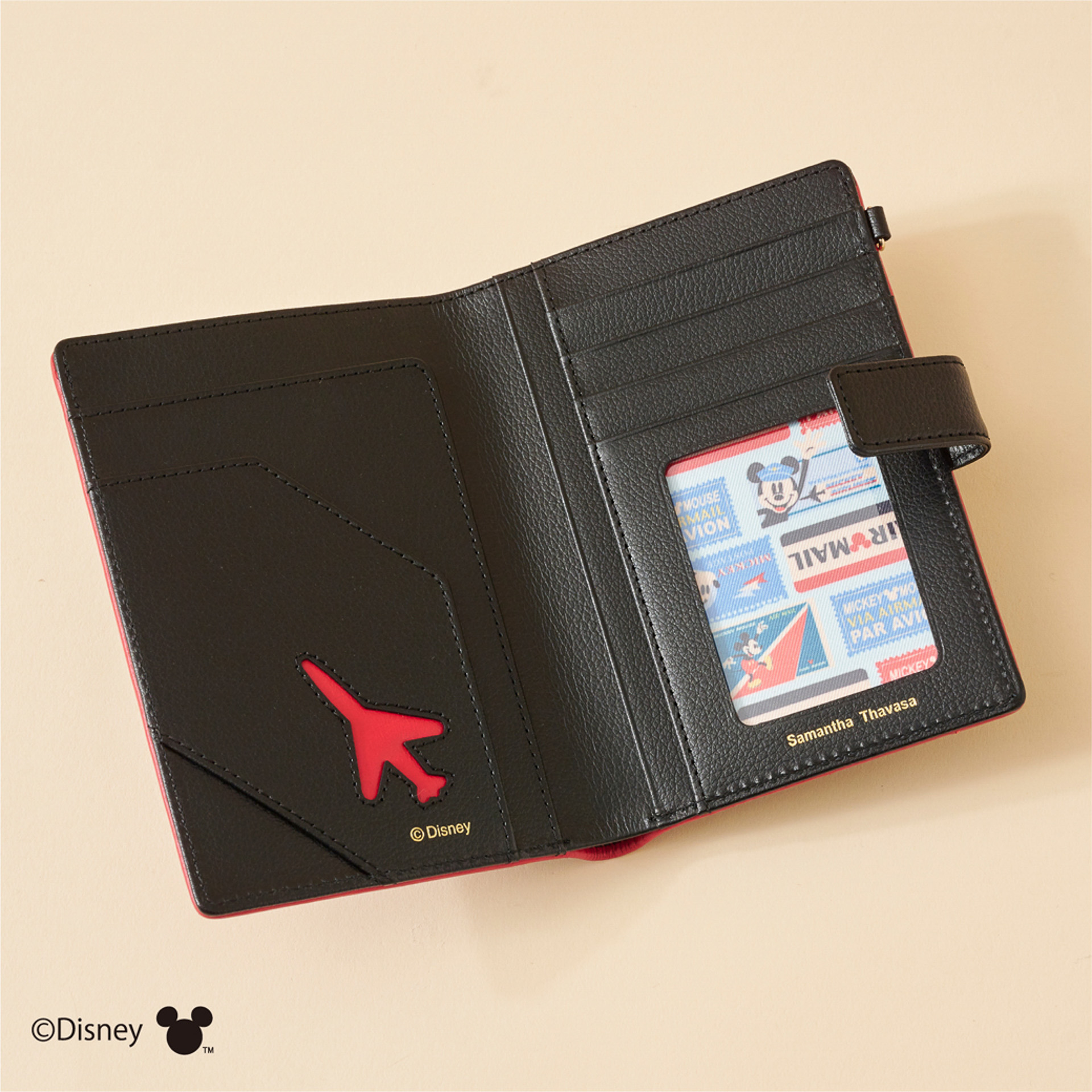 カードホルダー付きで貴重品もまとめられる