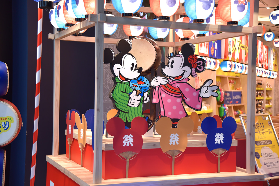 新品　ディズニーストア　夏祭りくじ　スピリットジャージ　ディズニーワールド 特別装飾や”くじ”でしか手に入らないぬいぐるみも！ディズニー
