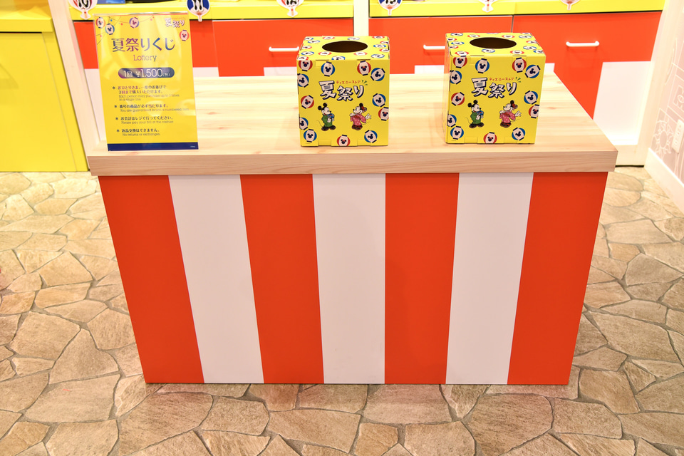 ディズニーストアで夏祭りスタート！ 屋台風デコにピンボール、全員