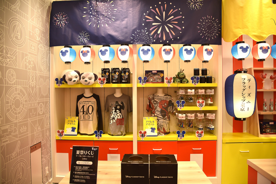 ディズニーストアで夏祭りスタート！ 屋台風デコにピンボール、全員