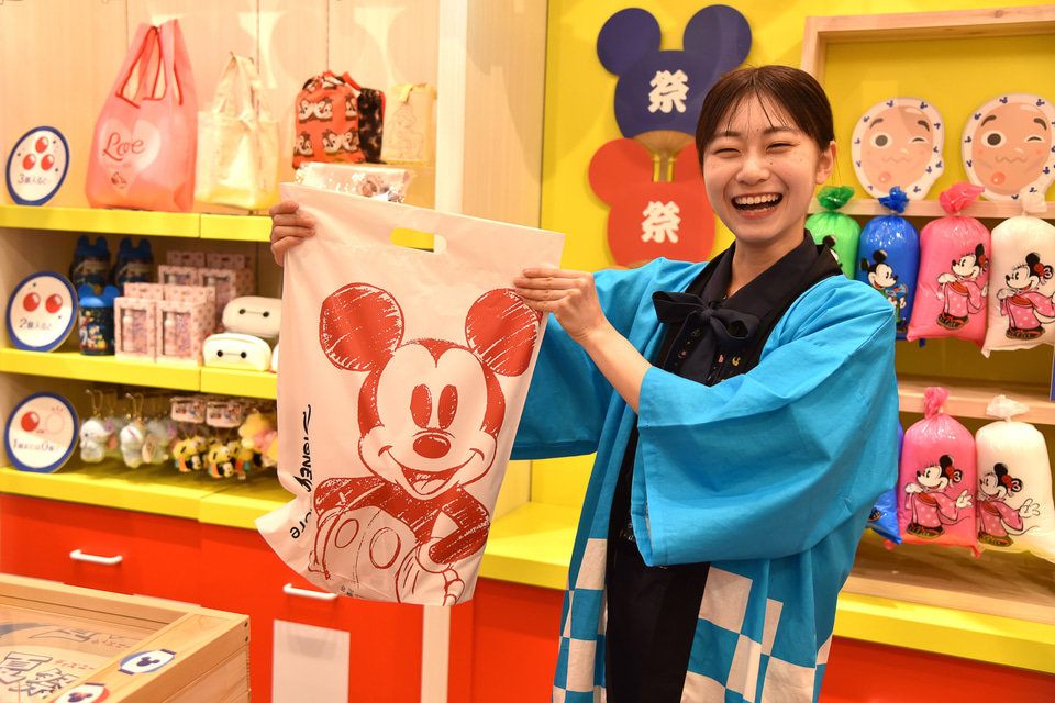 ディズニーストアで夏祭りスタート！ 屋台風デコにピンボール