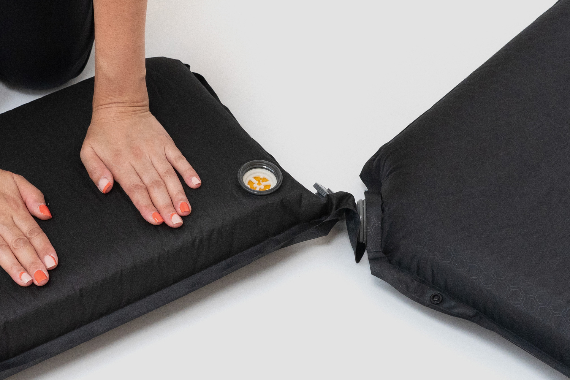 ピローをポンプとして使用して硬さを調節できる