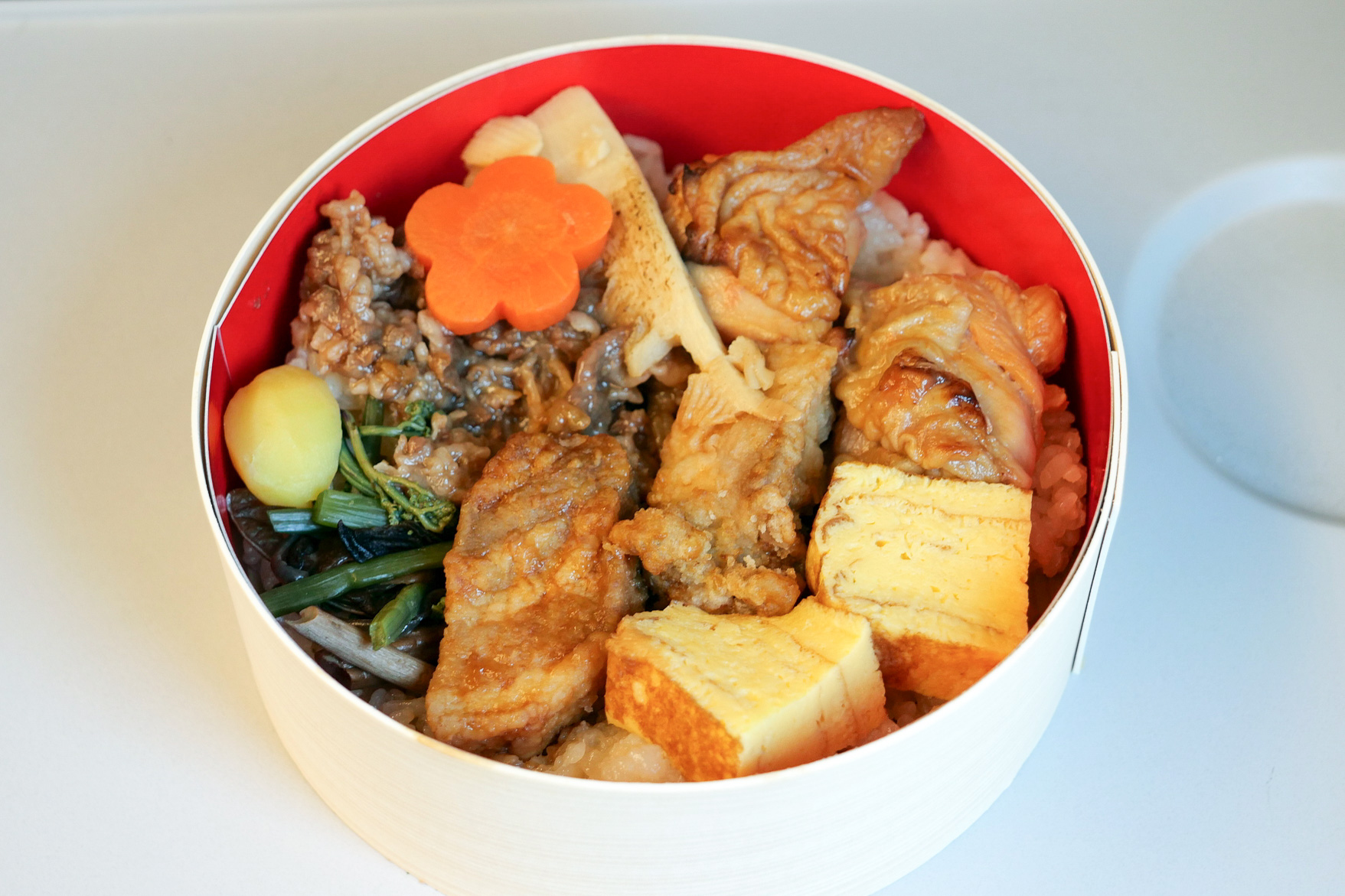 わっぱめしということで、曲げわっぱのような容器を使用。蓋を取ると3種類のお肉が目に飛び込んでくる