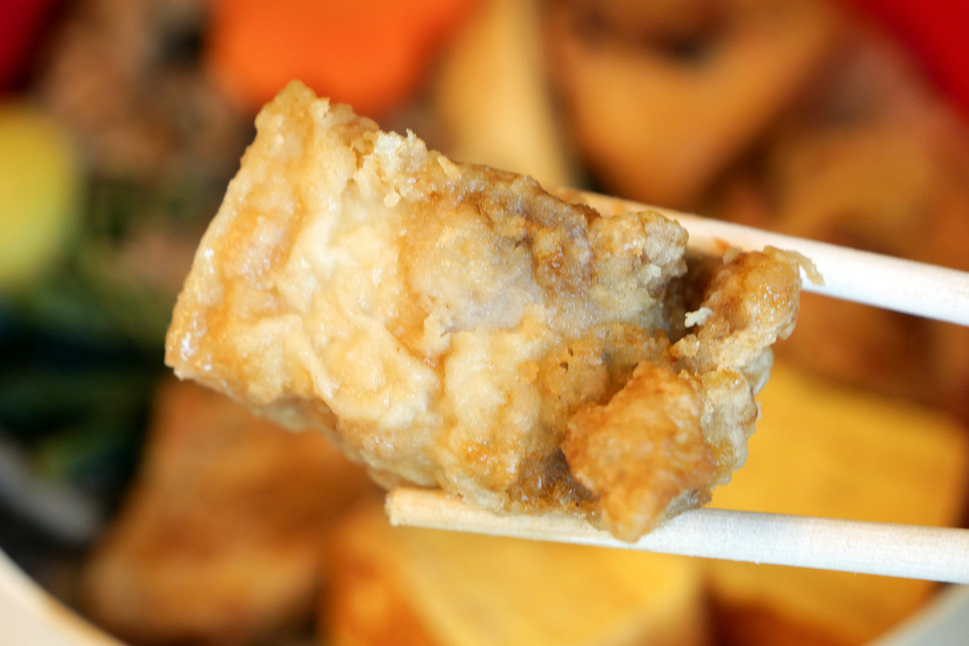 豚肉は竜田揚げふうの唐揚げ仕立て。歯応えは強いがくさみはほとんどなく、噛むたびに甘みの強い豚肉の旨味が広がる