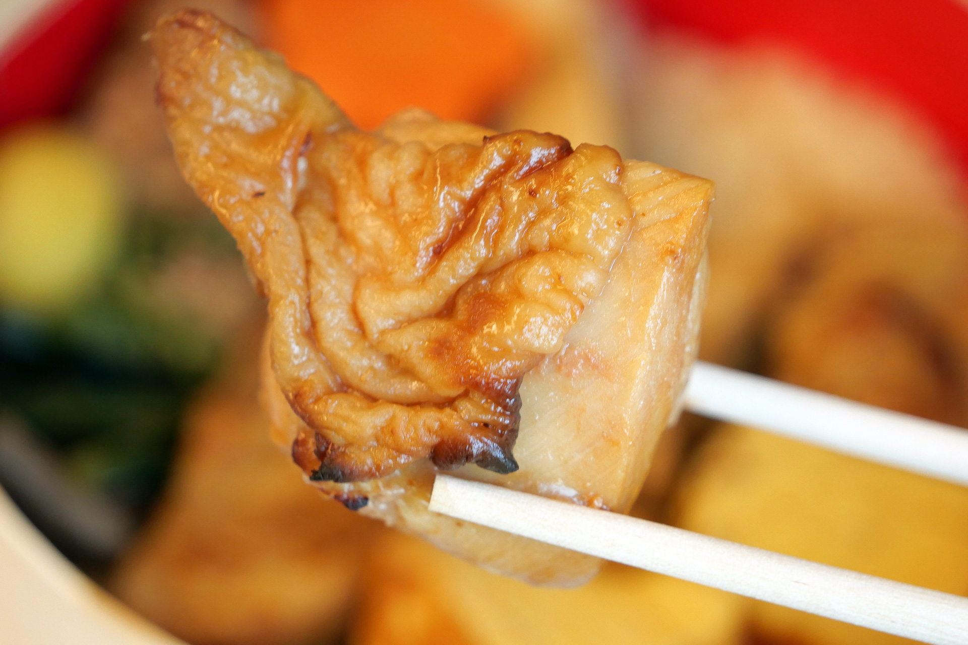 鶏肉はやや甘みの強い照り焼き仕立て。豚肉より柔らかく、肉と皮から旨味がしみ出してくる