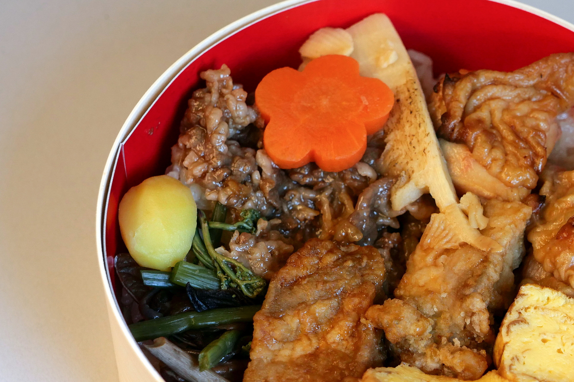 添え物の山菜やにんじんの煮物、筍などはあっさりとした味わいで、濃いめの味の肉とバランスが取れている