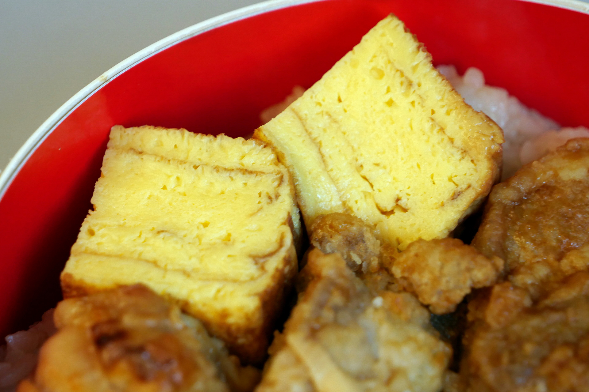 玉子焼きは甘めの味付けで、こちらもかなり美味しい