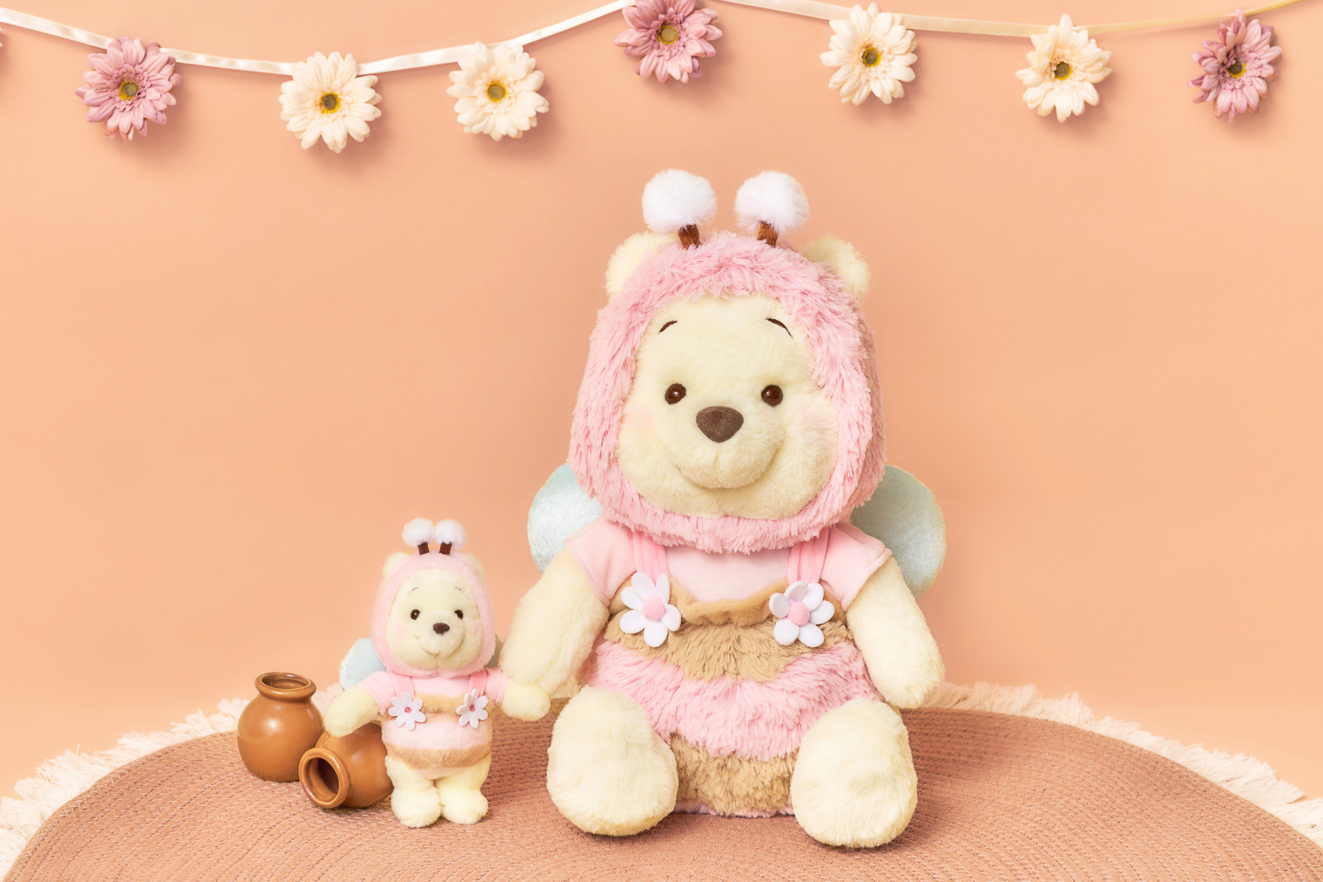 3店舗限定発売の「ぬいぐるみ ピンク Mサイズ」（4800円）と「ぬいぐるみキーチェーン ピンク」（2600円）