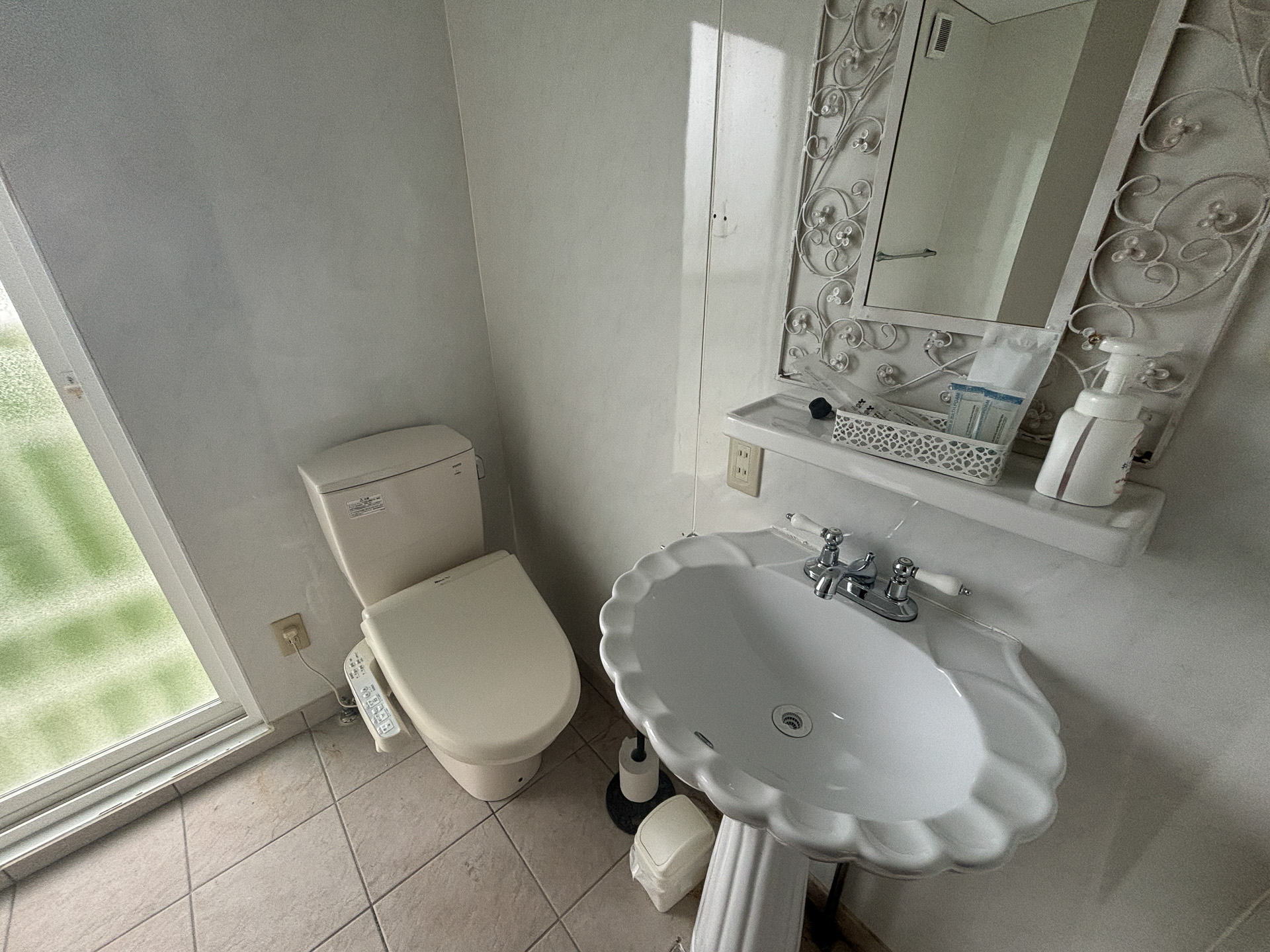 広々としたジャグジーと真っ白なバスルーム