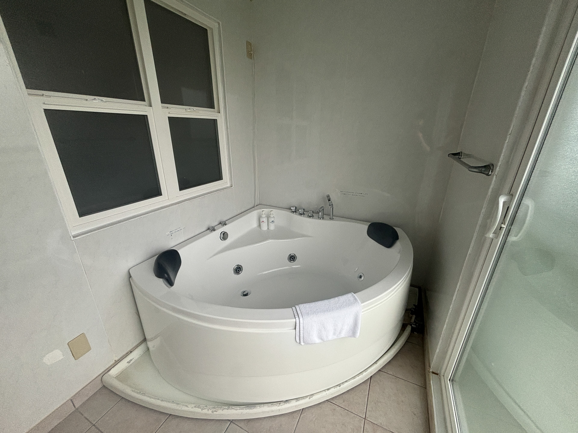 広々としたジャグジーと真っ白なバスルーム