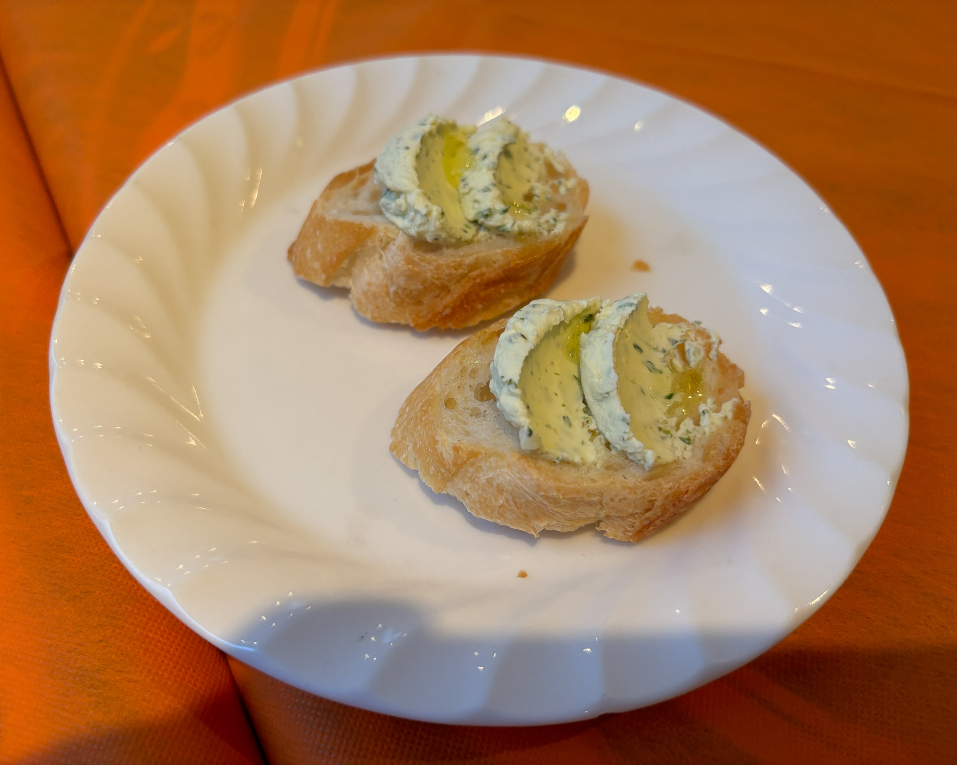 香草クリームチーズと薄くスライスされたバゲット