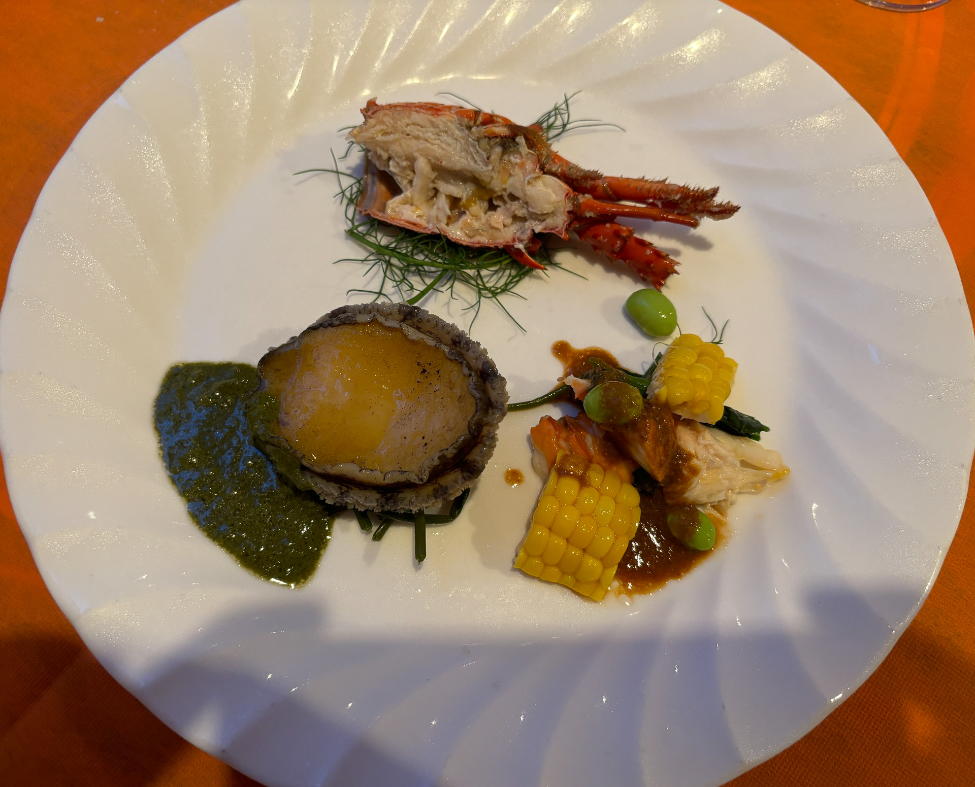 アワビのコライユソース、オマール海老と夏野菜とともに