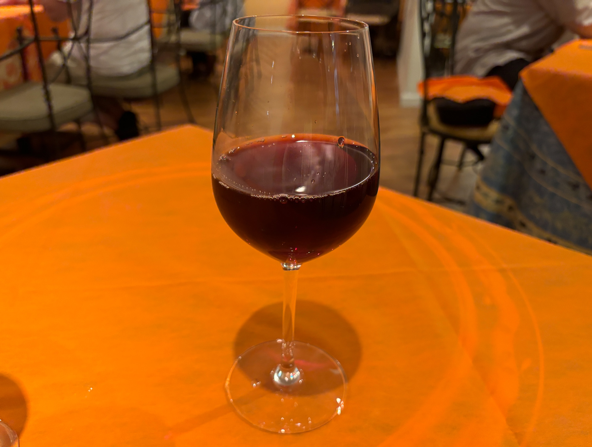 赤ワインのグラスはブルゴーニュのピノ・ノワール