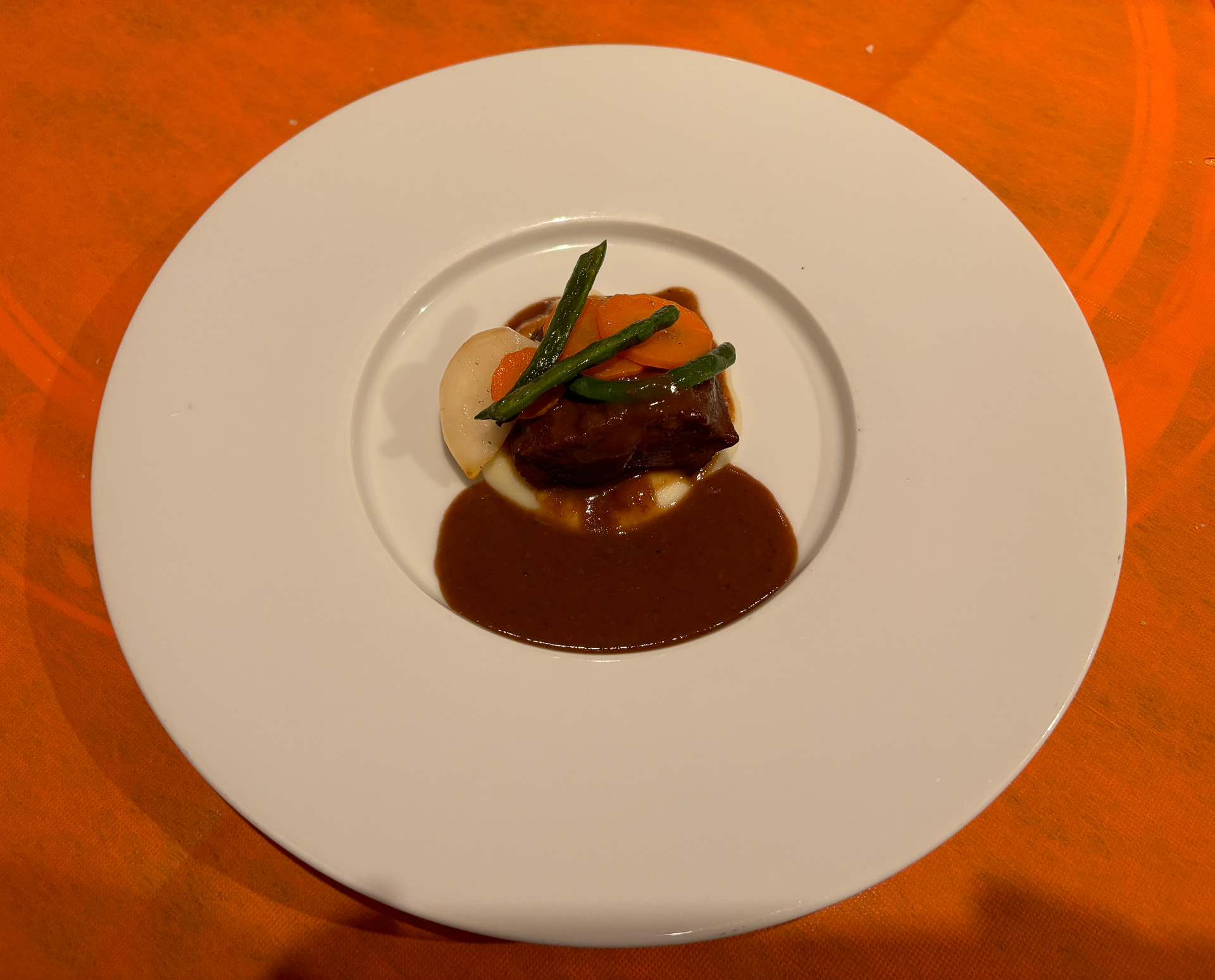 牛タンの白ワイン煮