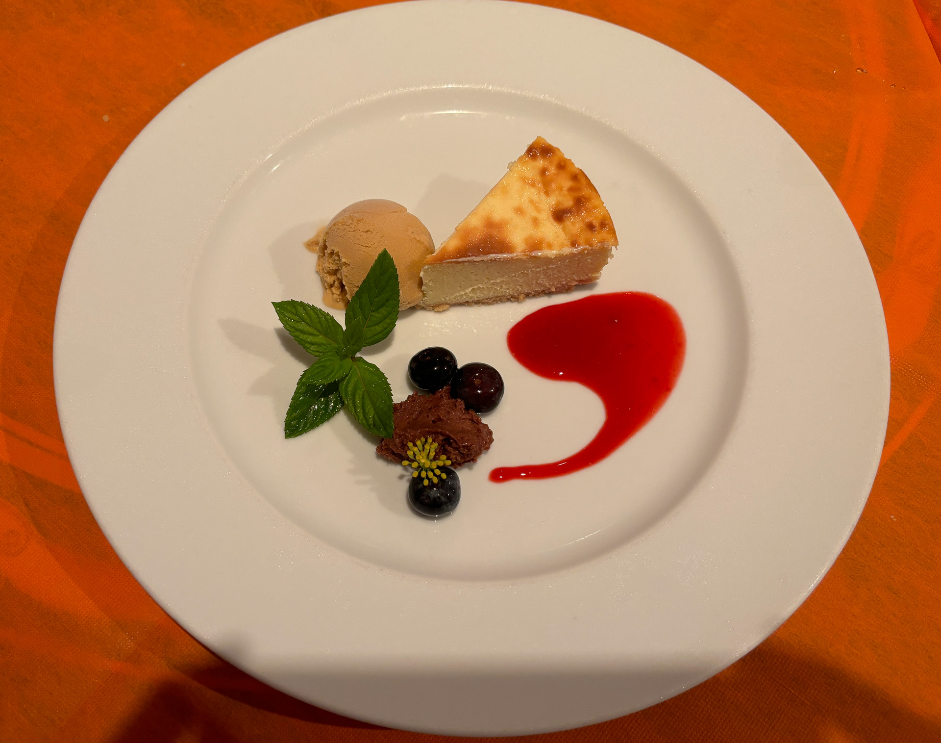 チーズケーキ、紅茶のアイス、チョコレートムースの盛り合わせ