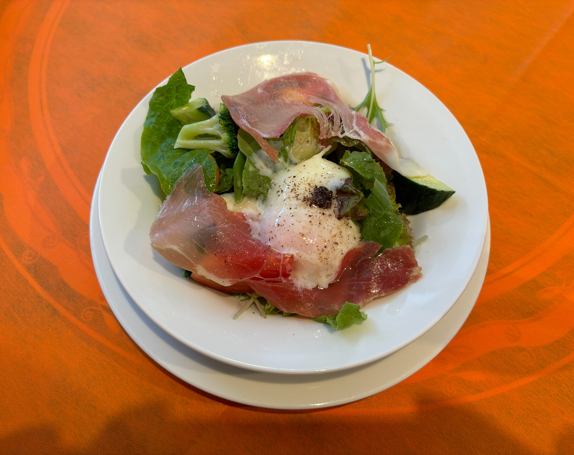 生ハムとポーチドエッグのリヨン風サラダ