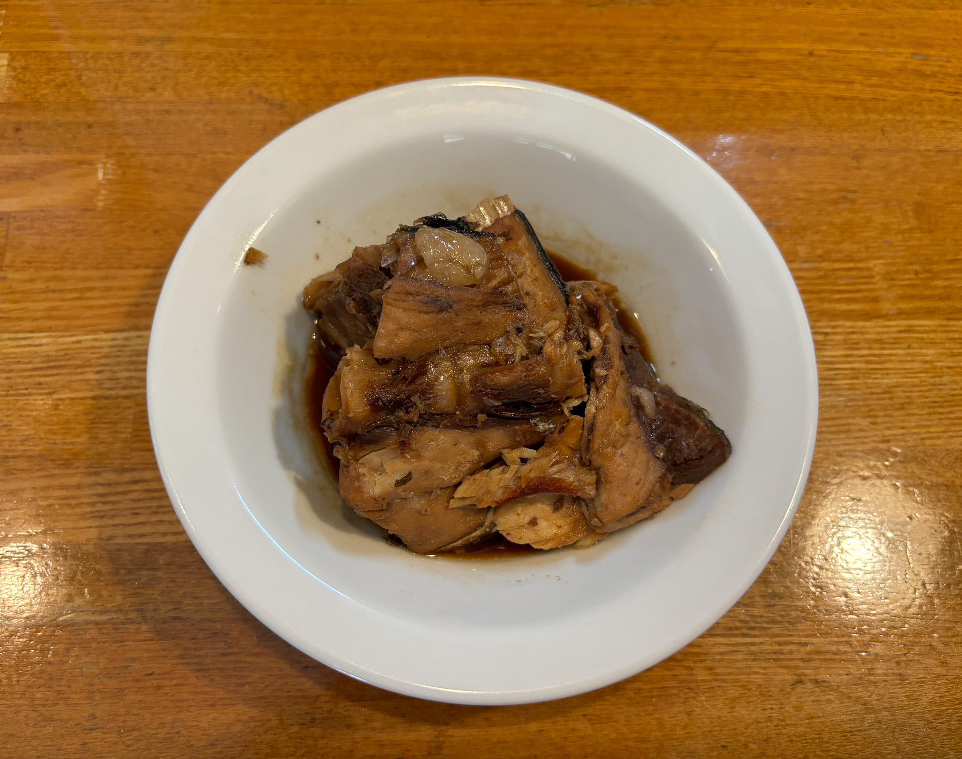 お通しでアラ煮が出てくるサービスのよさ