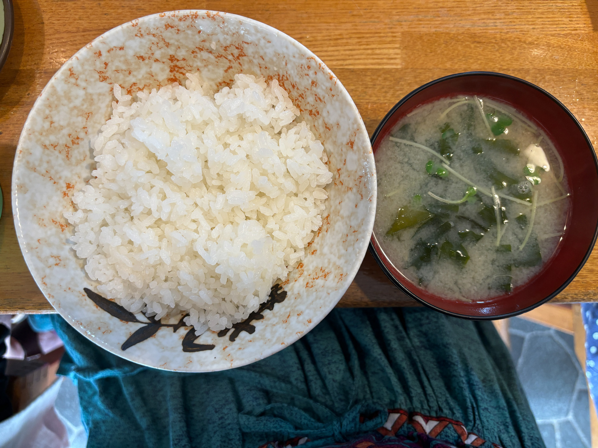 ご飯とお味噌汁もしっかり量があります