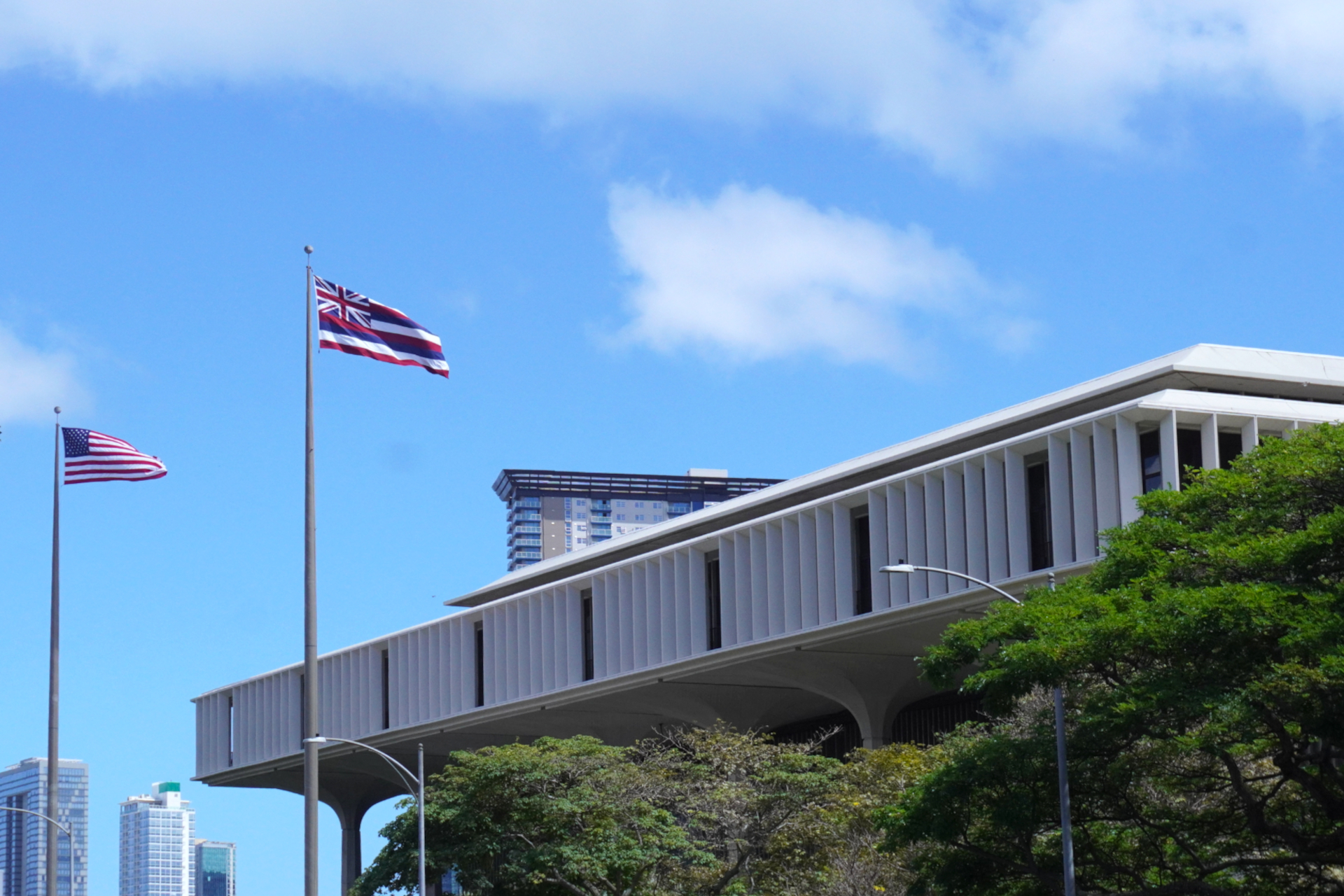 ハワイ州の行政と立法府が置かれる「ハワイ州庁舎」。建物はハワイの島がモチーフ