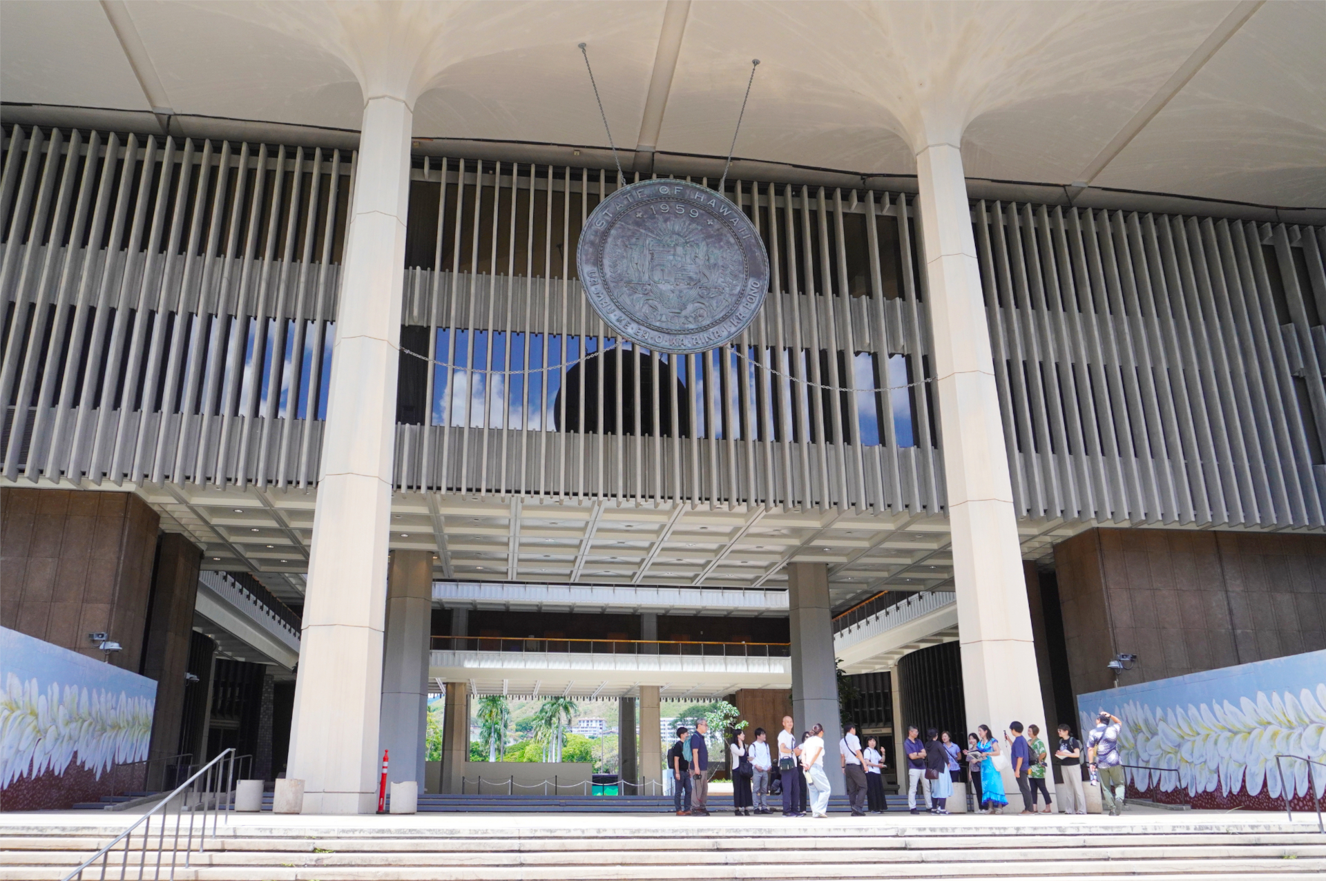 ハワイ州庁舎の正面に掲げられる円盤には、アメリカ合衆国50番目の州として登録された1959年の文字が刻まれている