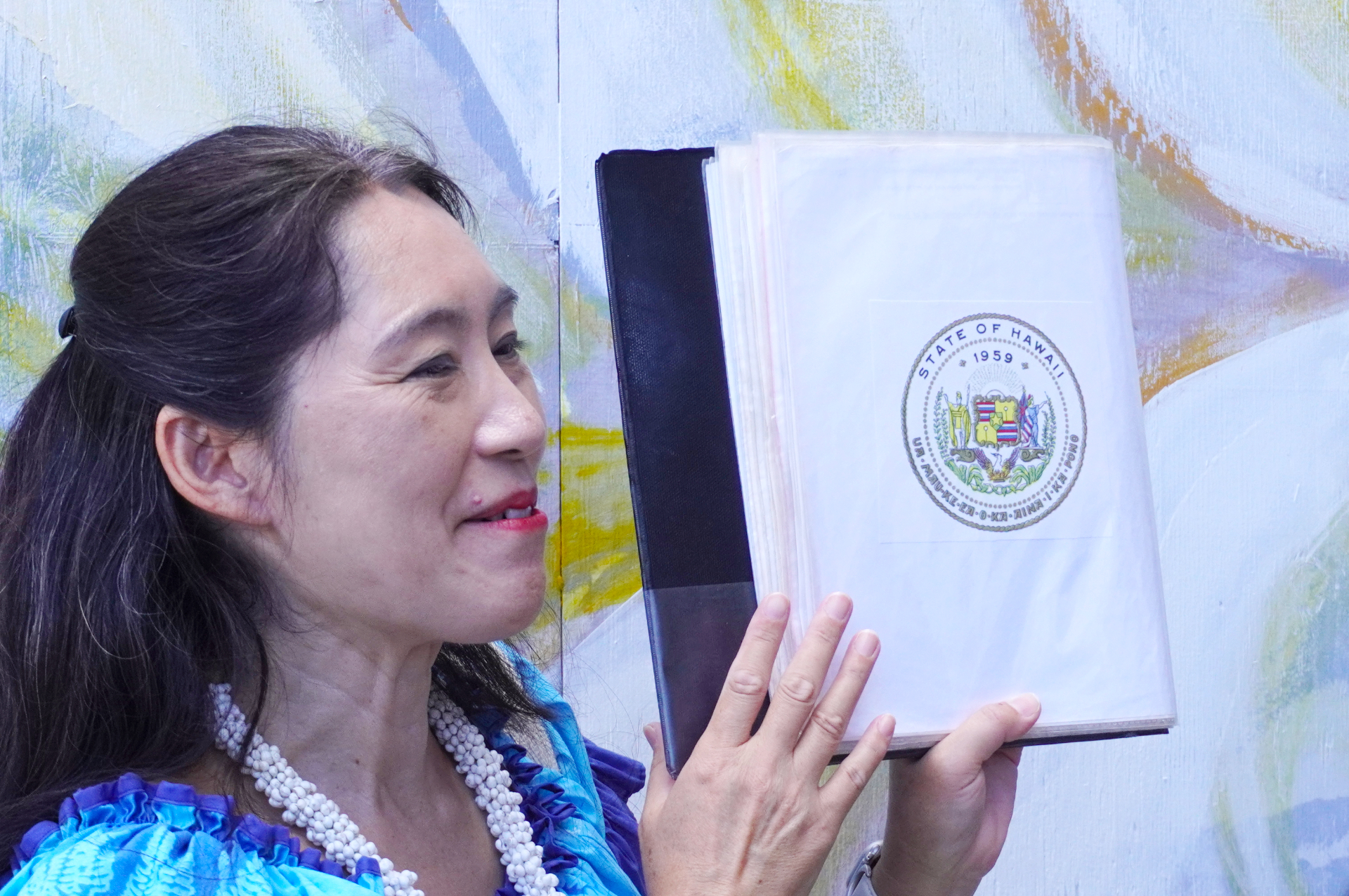 ハワイ州庁舎の正面に掲げられる円盤には、アメリカ合衆国50番目の州として登録された1959年の文字が刻まれている