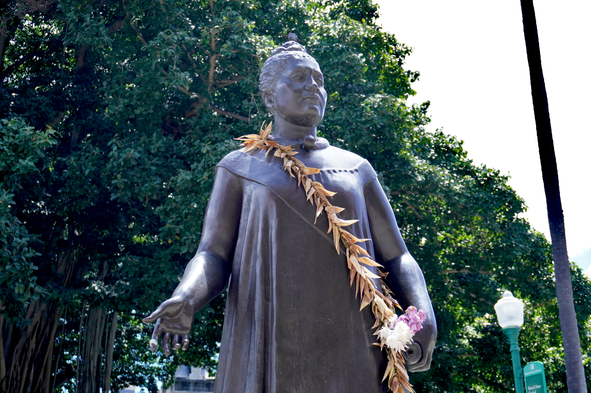 ハワイ王国8代目であり最後の女王「リリウオカラニ女王像」はハワイ州庁舎に立つ