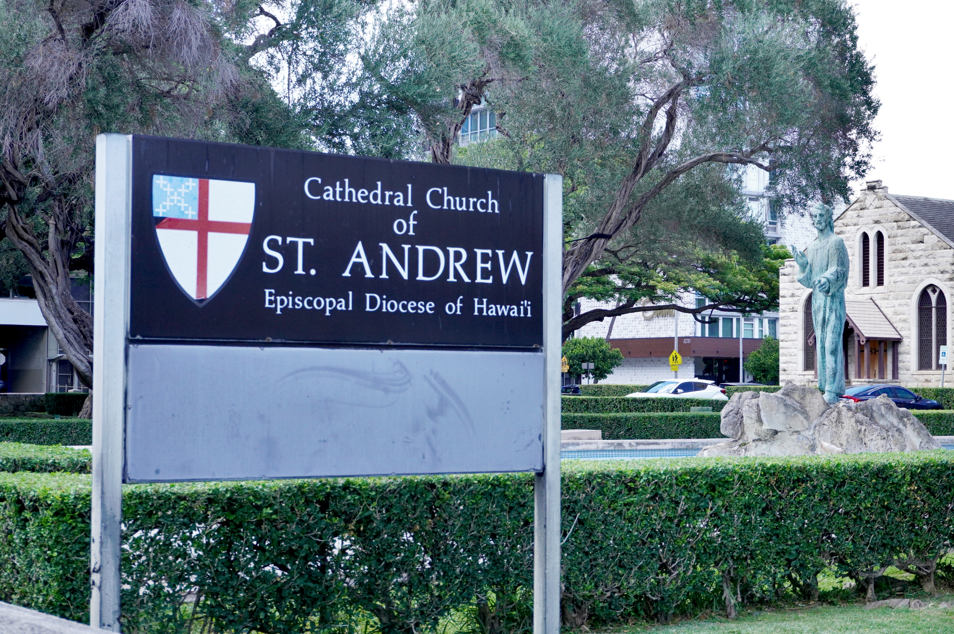 ステンドグラスが美しいセント・アンドリュー大聖堂。敷地内には噴水や前庭があり、挙式にも人気