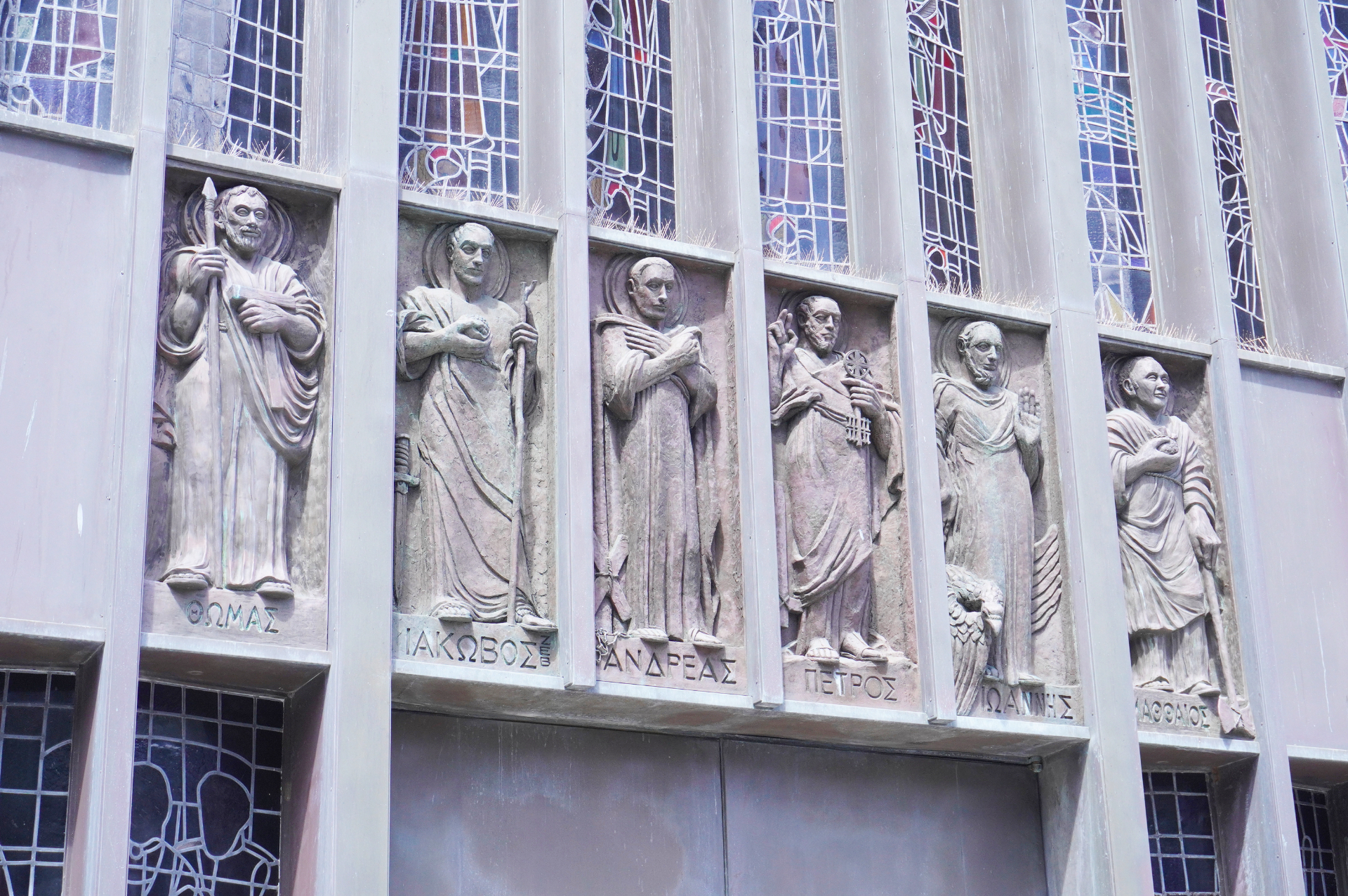 ステンドグラスが美しいセント・アンドリュー大聖堂。敷地内には噴水や前庭があり、挙式にも人気