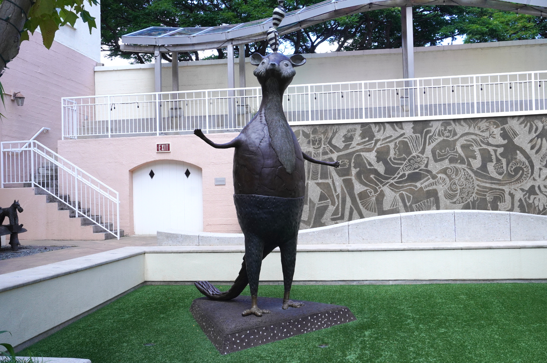 ハワイの伝統的な作品からモダンアートまで楽しめる。手前のプールのようなものも、床に描かれたアート