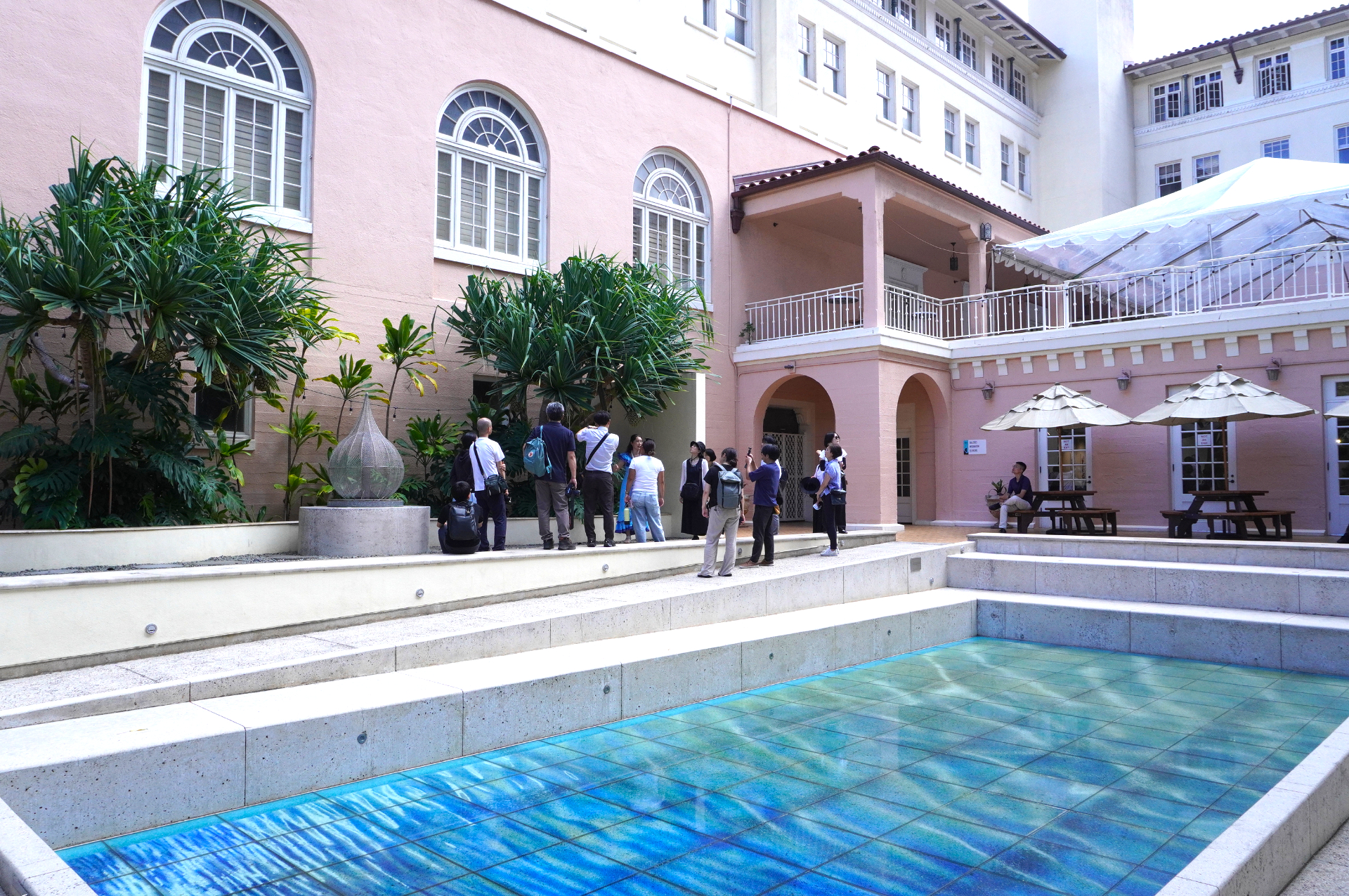 ハワイの伝統的な作品からモダンアートまで楽しめる。手前のプールのようなものも、床に描かれたアート