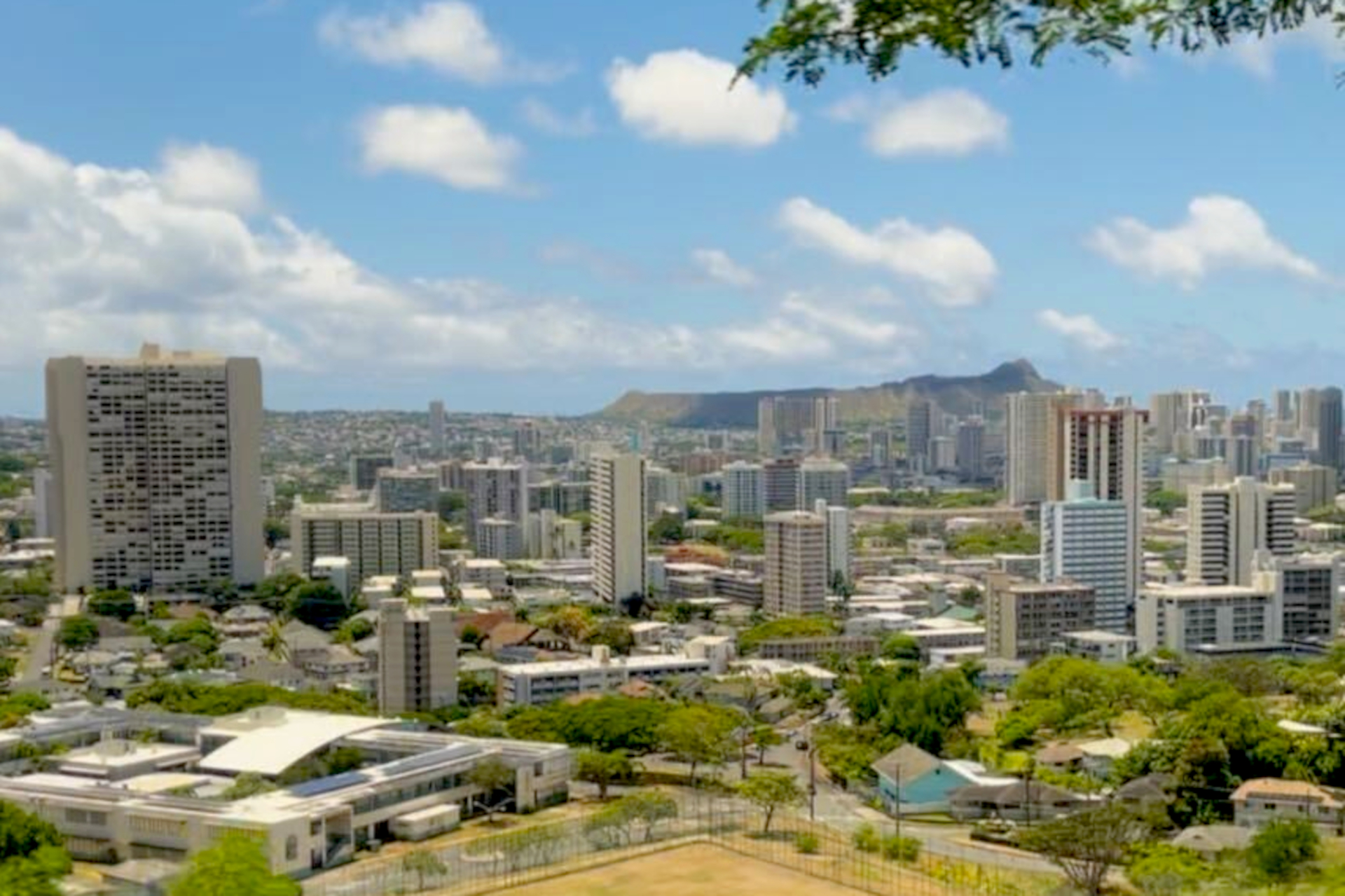 ホノルル市街地を見渡す山手にあるのは「パンチボウル国立太平洋記念墓地」。第一次世界大戦や第二次世界大戦、ベトナム戦争で戦没した4万人以上の兵士が眠る