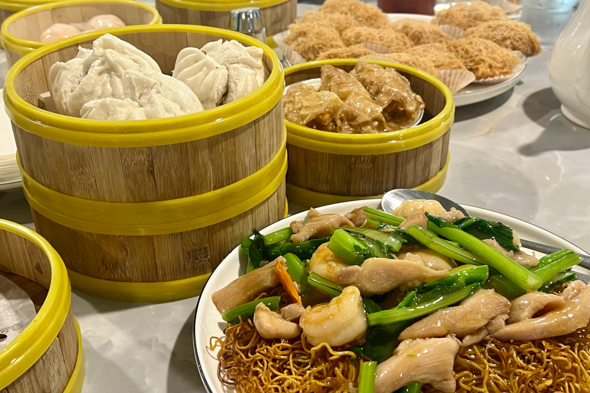 まずはホノルルダウンタウンの中華飯店でパワーチャージ。多国籍な料理店が多いというのも移民の地ハワイの特徴