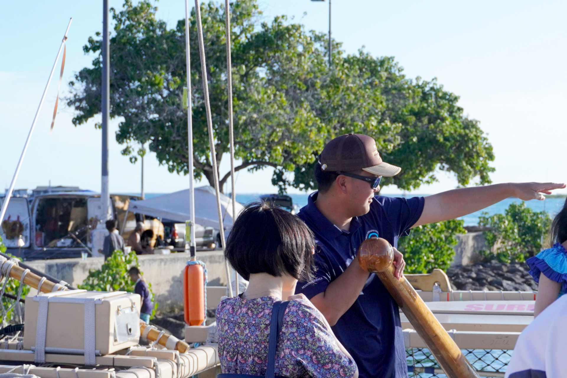 ホクレア号に乗船して、クルーたちから説明を受ける教師たち。大海原を渡るのにも負けない重くて大きなパドルを漕がせてもらった。これを人力で動かしているとは……