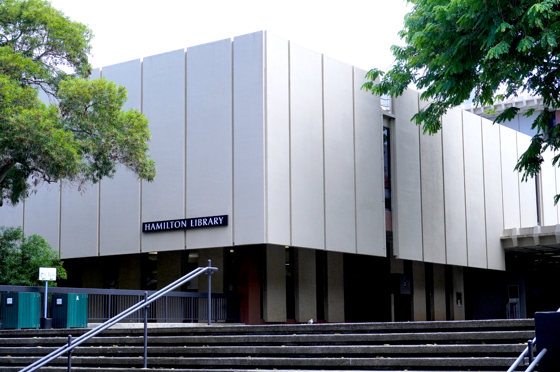 1907年創立の州立大、ハワイ大学マノア校。自然豊かなキャンパスに、農業から宇宙まで幅広い学部が点在する。その広さは東京ドーム26個分！