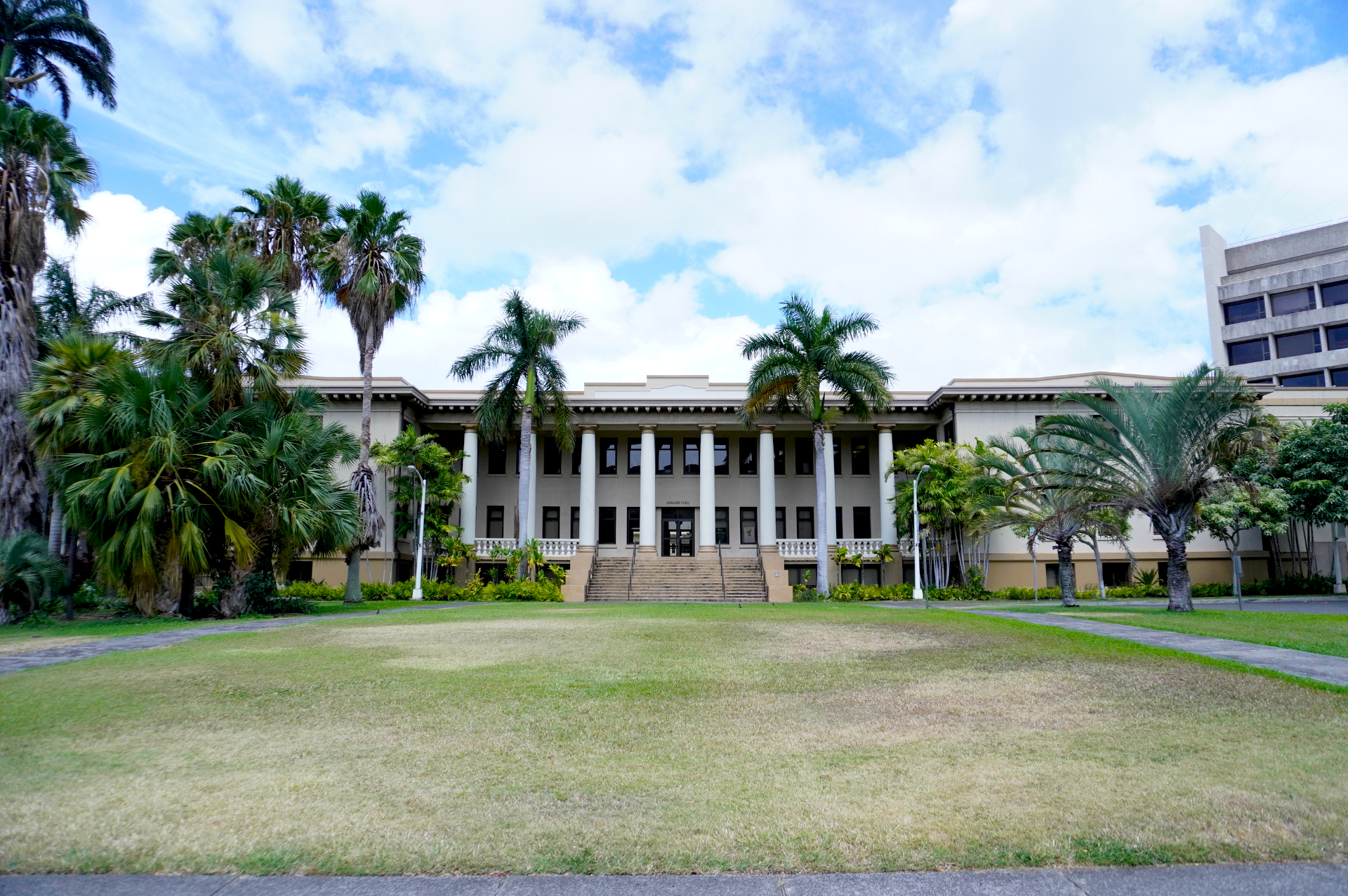 こちらは創立当時からあるというホール。110余年の歴史を感じられる建物だ