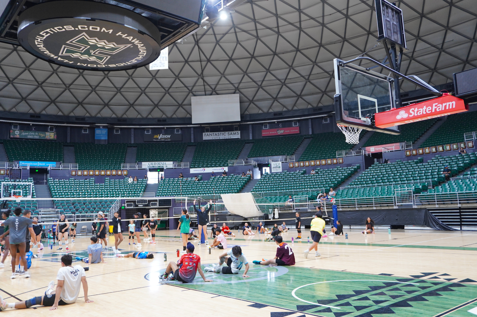 美しい南国植物が生い茂る広大なキャンパス。日本庭園や1万人以上収容のスタジアム、空港には売っていないハワイ大学オリジナルグッズも要チェックを