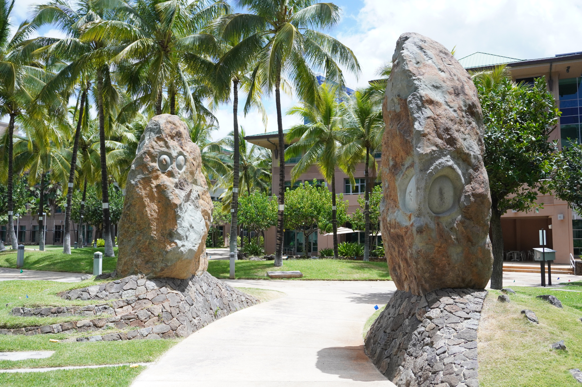 英語科の久保田先生にスケッチを見せてもらうと「力で石は割れないけど知識では割れる」の教訓メモが。なるほど