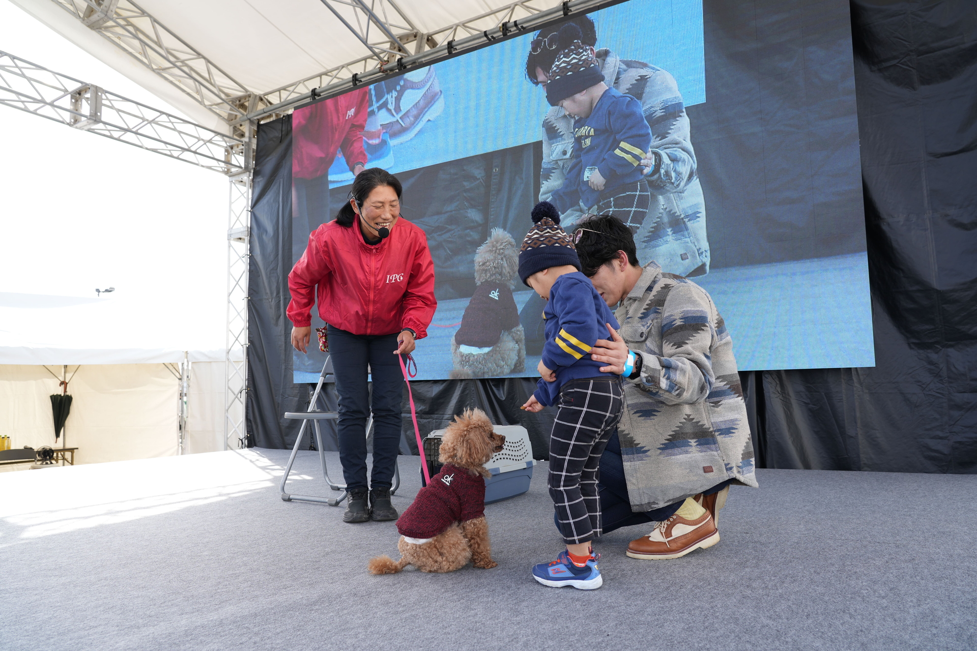 ステージではトークショーやお楽しみ抽選会を実施