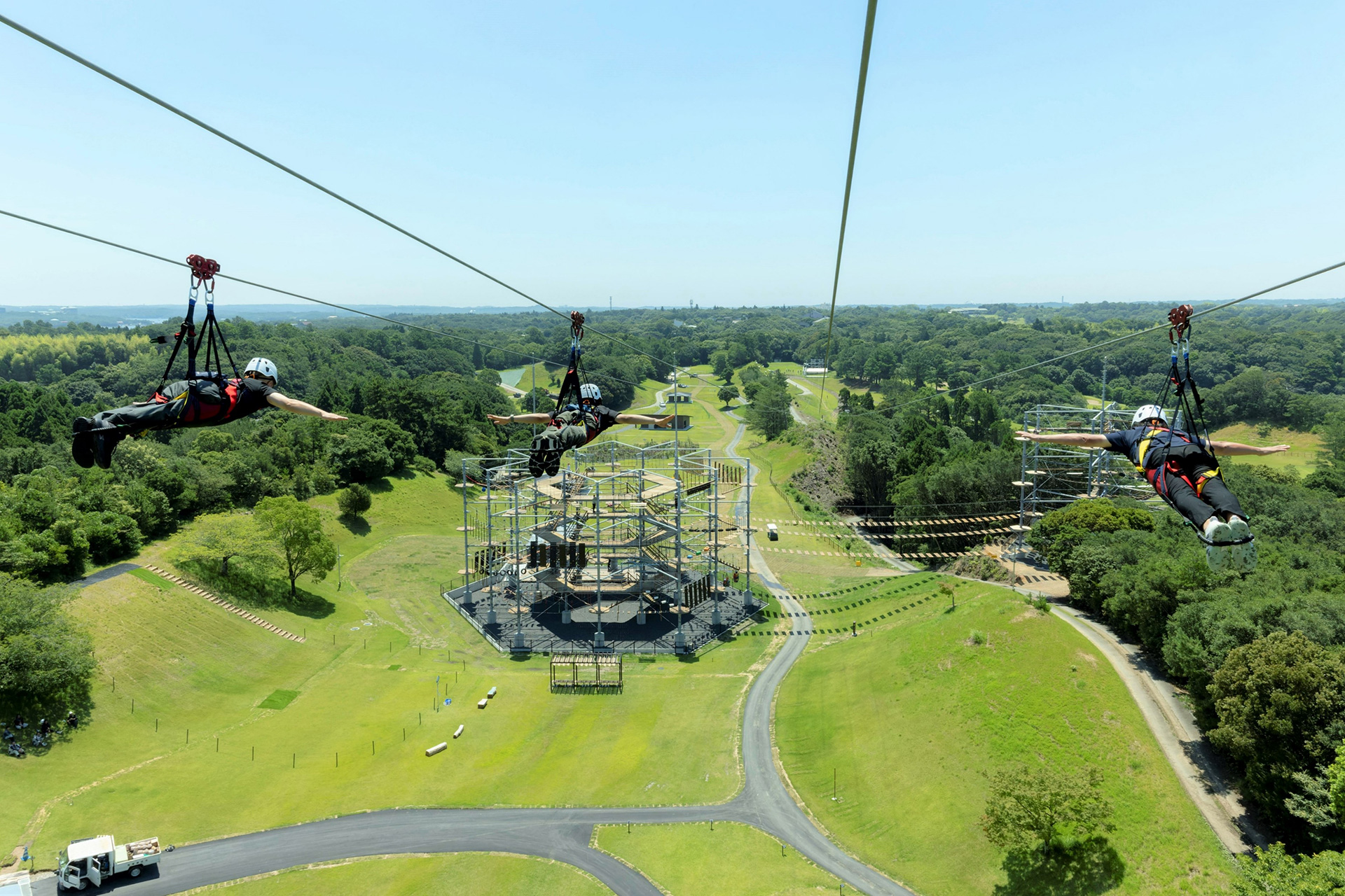うつ伏せで滑空するジップダイブ