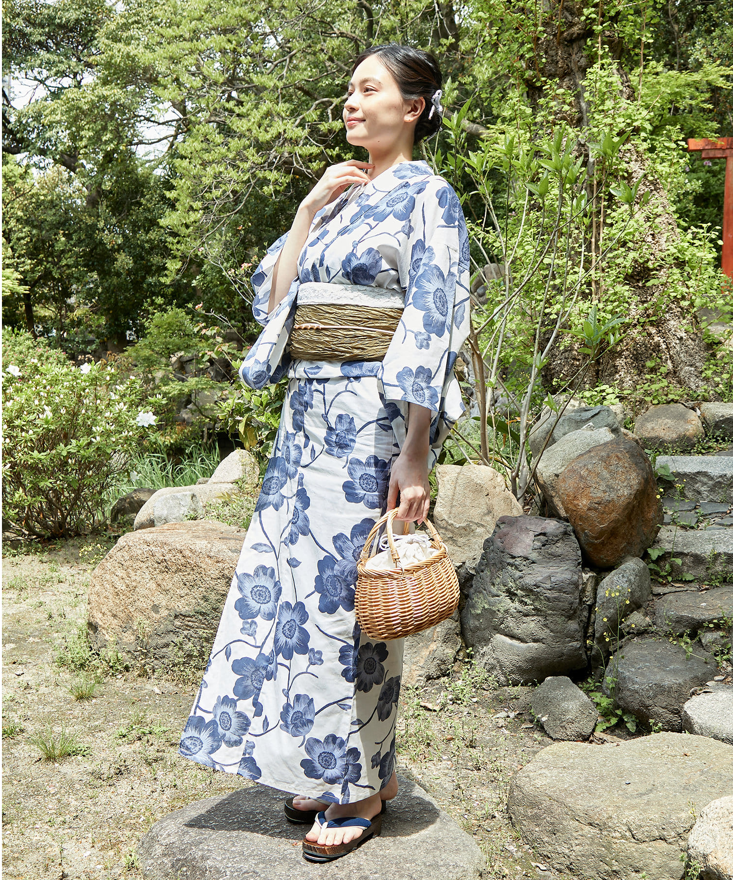 「巾着カゴバッグ」（1320円）。夏らしい素材で涼しげ