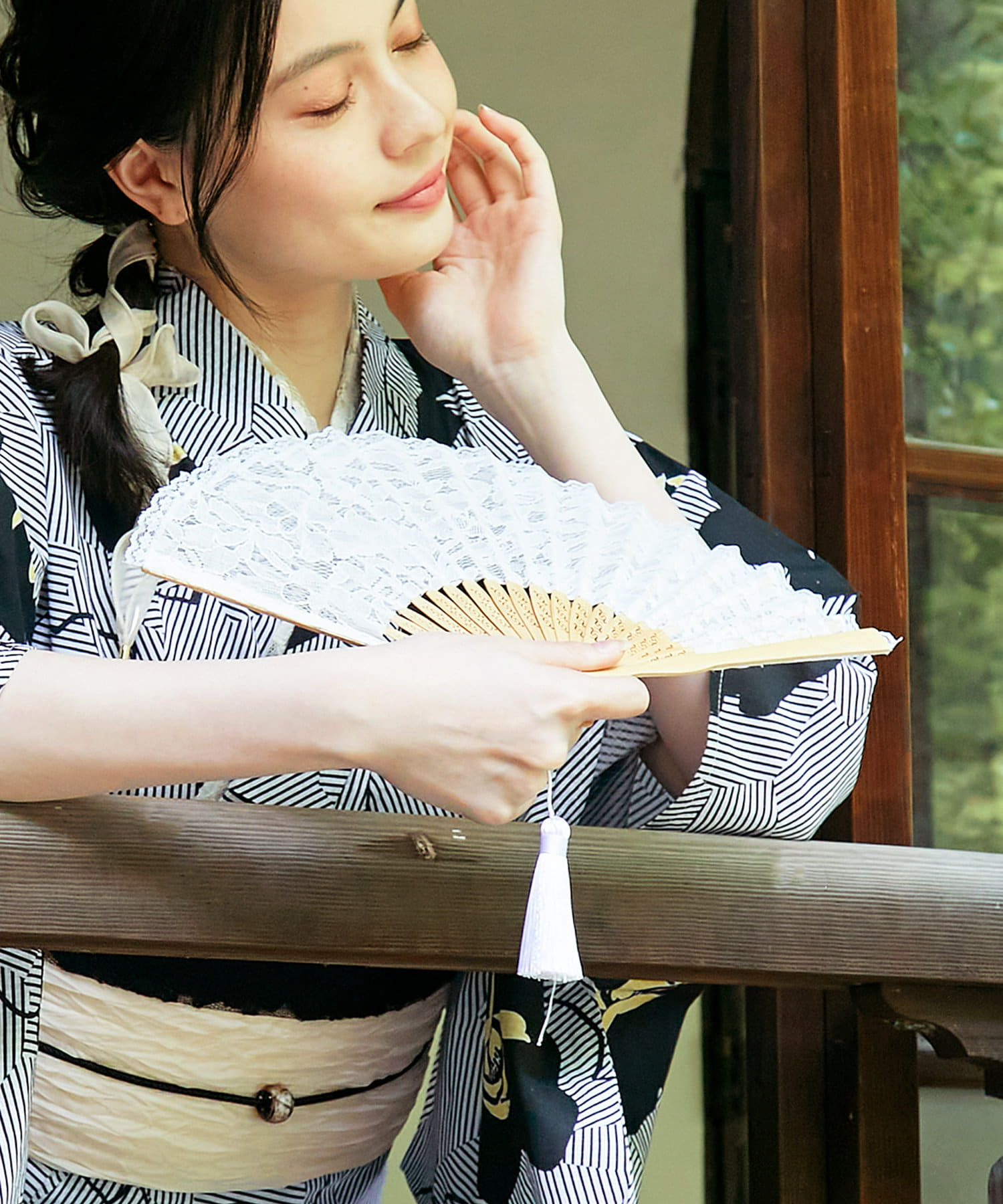 「総レース扇子」（550円）はホワイトとブラックの2色