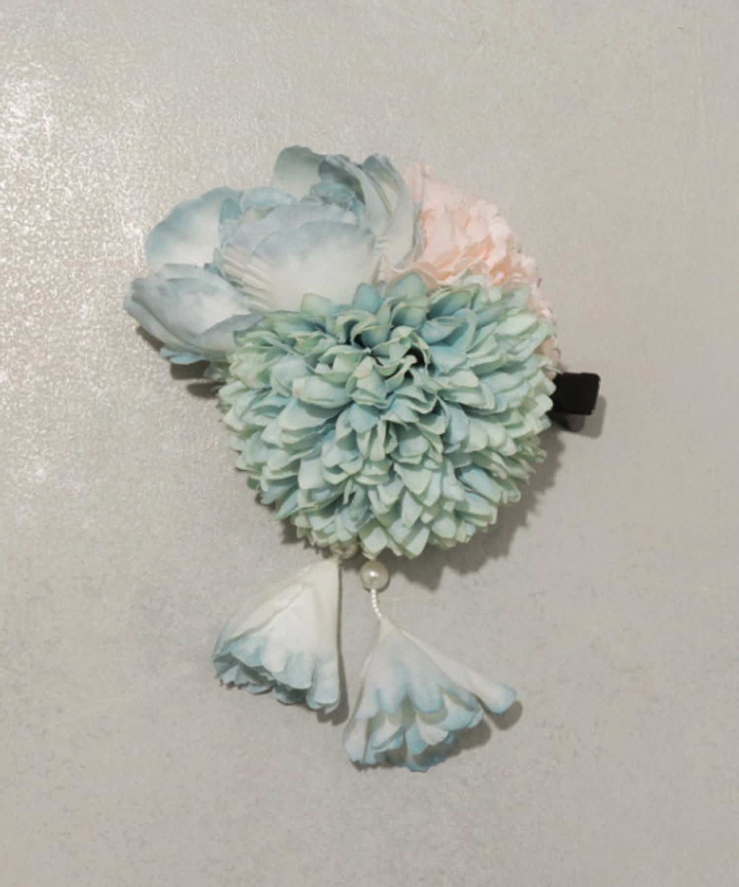 「房付きフラワーコサージュ」（550円）