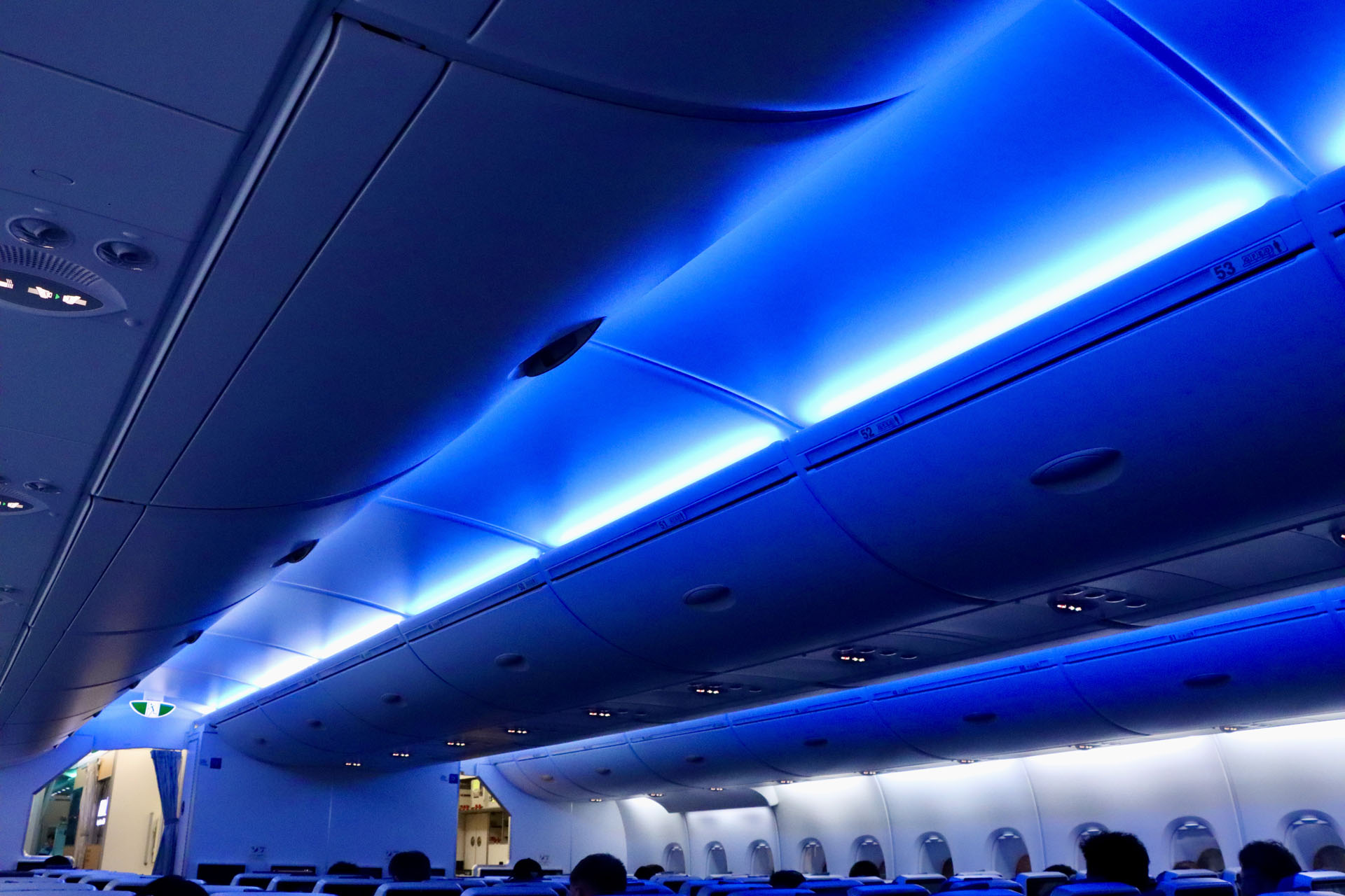 行きの便では天井が青く輝いており、ワクワク感が高まってくる